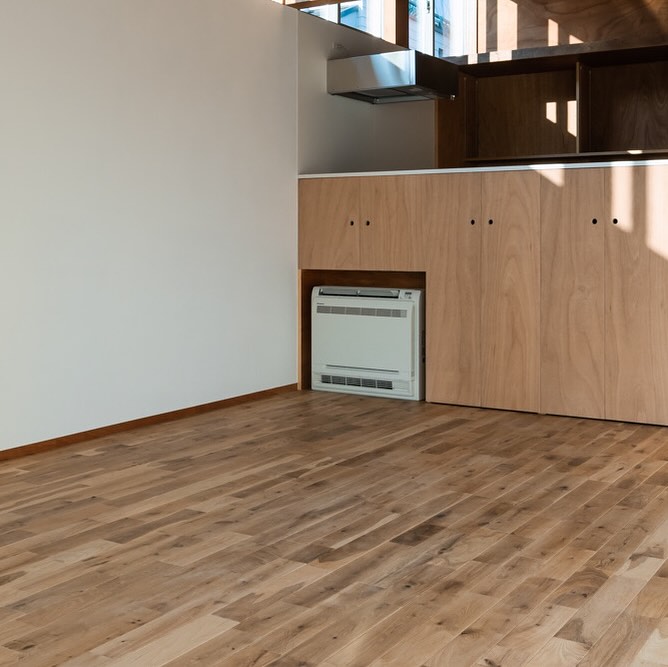 桑原邸/ Kuwabara House (2023)
Photo by Sobajima Toshihiro
木造密集地に建つ住宅。
A house for a family placed in a dense residential area in Tokyo.
.
.
.
.
.
.
.
#建築 #建築家とつくる家 #architecture #注文住宅 #設計事務所 #ラワン合板 #ラワン天井 #ハイサイドライト #狭小住宅 #設計事務所とつくる家 #狭小住宅のアイデア #リビング #ishimuraneichi #石村大輔根市拓
.
Top
@ishimuraneichi