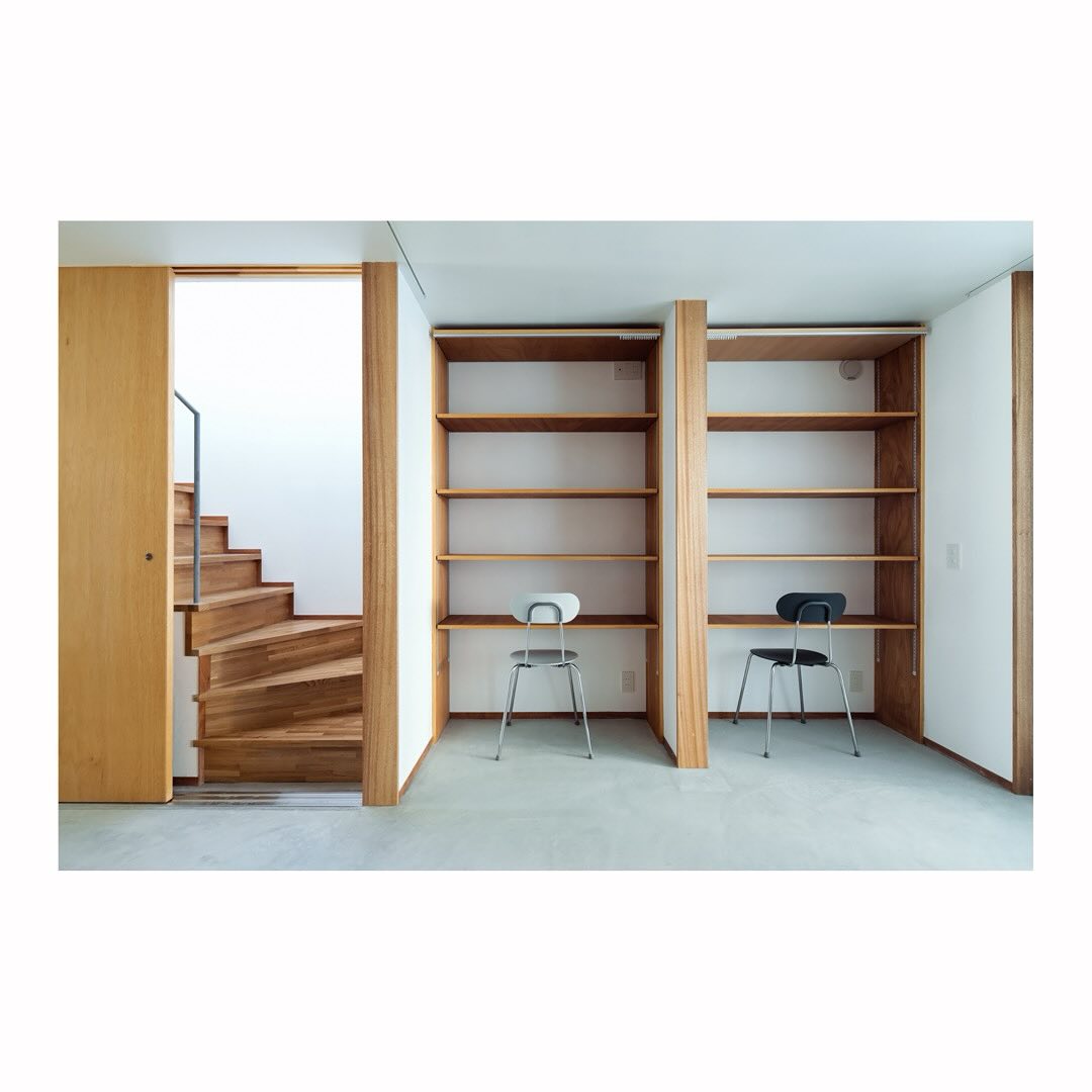 桑原邸/ Kuwabara House (2023)
Photo by Sobajima Toshihiro
1階のホールは用途を限定せず、住まうための手がかりになるように、反復した構造の袖壁に沿って家具を嵌め込んでいる。収納に隠されたような階段室には吹抜ハイサイドからの光が落ちる。
The entrance hall on the ground floor is not defined by intended use, but the pieces of furniture are fitted in between the repeating structural walls in order to provide any potential functions.
Natural light from the double height ceiling falls on the stairwell, which seems to be hidden space behind the storage.
.
.
.
.
.
.
.
#建築 #建築家とつくる家 #architecture #注文住宅 #設計事務所 #ピロティ#狭小住宅 #設計事務所とつくる家 #狭小住宅のアイデア #リビング #ishimuraneichi #石村大輔根市拓
.
Top
@ishimuraneichi