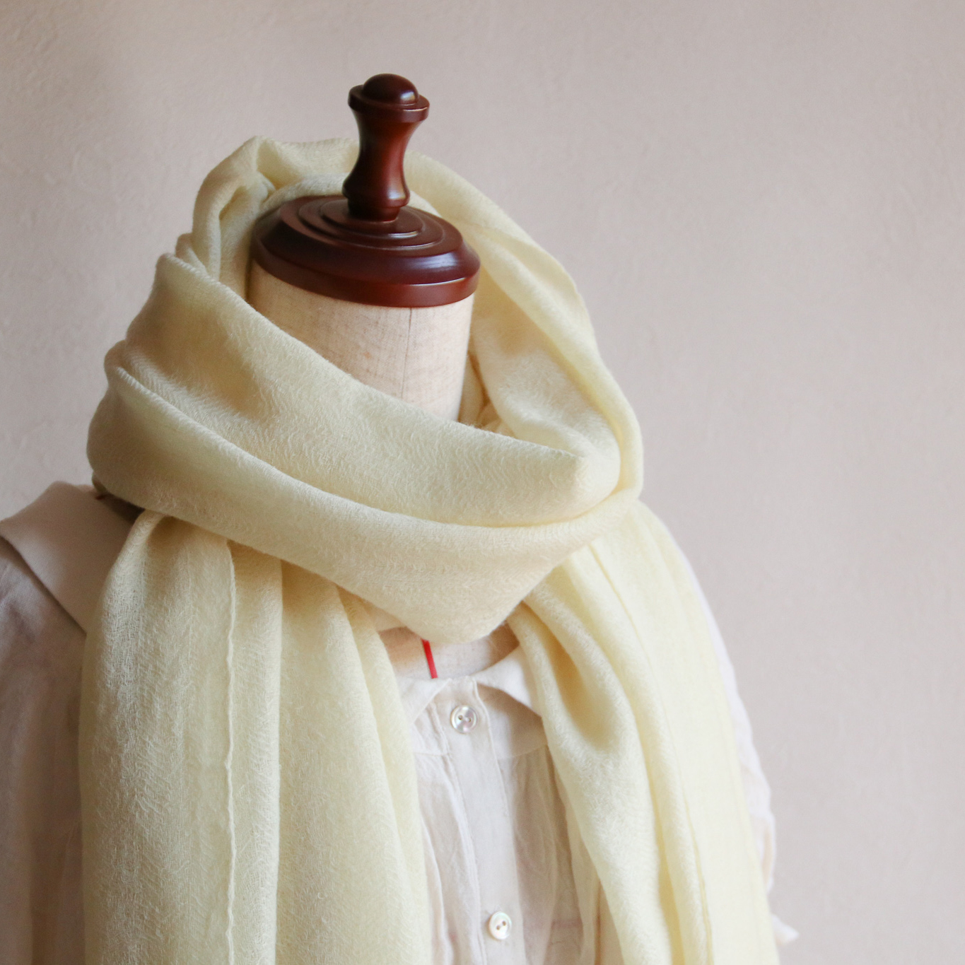 秋にオススメ𖤣𖥧𖥣𖡡𖥧𖤣
10月に入り、一気に肌寒くなってきました。
肩回りのおしゃれにこんなショールはいかがですか?
🌼草木染めウールショール(ゆず×エンジュ)
ゆずの煮汁とエンジュの花蕾でウールのショールを染めました。
生地の風合いも相まって、やさしいふんわりとした仕上がりに。
比較的薄手の生地なので、室内でも活躍してくれそうです。
#草木染め #ウールショール #防寒対策 #柚子 #エンジュ