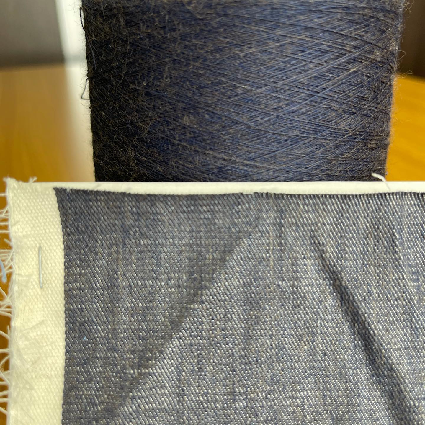 #lenzing 社#lenzingmodal #tencelindigo #開発中 #stretch #fabrics #denim#denimlike いや〜、難しいですね。糸で見る色と、織り付け見本で見る色が違って見えます。緯糸が白色ということもありますが、イメージカラーと違いました…。良い方向にブレていましたので#結果おーらい👌 仕上がりが楽しみです。#kawabo #gifu #japanofinsta