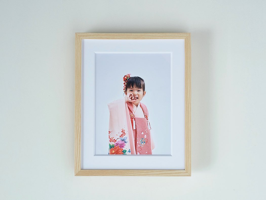 紅葉がはじまりそうなある日。
5分で足袋を脱ぎ裸足に。
7分で着物もヘアセットも乱れる。
15分でお菓子の要求があり父ちゃんがコンビニへ買い出しに行く。
30分過ぎるとカメラの前にはもう立ってくれない。
3歳、これぞ3歳なのです。
琴葉ちゃんらしくていいね。
ステキにすくすく大きくなってね。
七五三おめでとう!