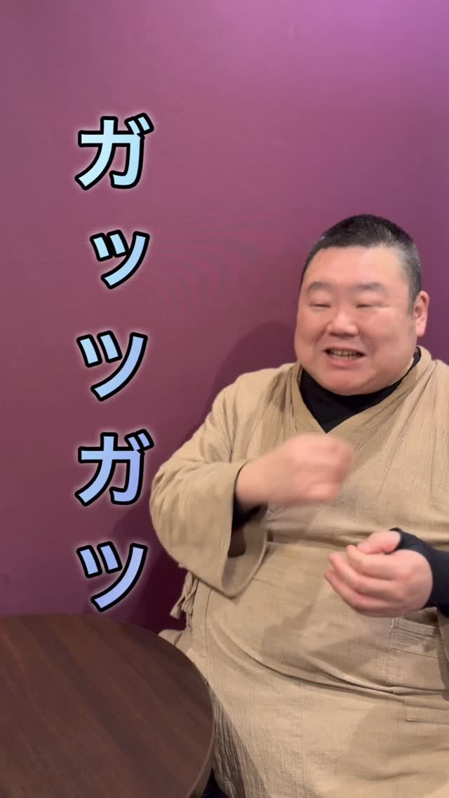 【やなぎ荘の朝食名物「カニぼんぼり」🦀】
朝起きたての体にもやさしい
オリジナル出汁茶漬けの「カニぼんぼり」
【カニぼんぼりとは?】
カニ身そぼろ、ゆで卵、ネギ、大根おろし、
ワサビ、海苔の薬味をご飯の上にのせて、
秘伝のお出汁をかけていただく出汁茶漬け。
当館の名物「かにかまくら」と
同じ時期に完成しましたので、
約30年の月日が経っております。
この出汁掛け茶漬けの発想は、
島根県松江の名物料理「鯛茶漬け」からヒントを得ました。
カニぼんぼりが完成した時には、
この「鯛茶漬け」で有名な某お宿さんの
当時の支配人さん、料理長さんに
調理方法を真似さしていただいても良いか
どうかお伺いをたてたそうです。
それくらい料理を創作する事は
デリケートな部分があるんです⚡️
/
「板場の世界では、
すでに存在する料理を真似をするという事は、
盗作であり、大変な罪である。
だから絶対筋を通さなアカンのですよ。」
\
という事をカニぼんぼりを作った料理長から
聞かされたことがあります。
このカニの身そぼろですが、
なかなか手間の掛かるものなんですよ。
茹でたカニの身を大きな鍋でカラ煎りし、
筋繊維が1本1本にばらけるように
解しながら水分を飛ばします。
ここで水分があるとカニの生臭さが
残ってしまいますので要注意なんです🫢
水分が飛んだら、
しっかり目に味付けをし、
完全に冷ましてから冷蔵庫にて保管します。
お出汁は、カツオと昆布でとった後、
カニ殻、カニの小指部分を入れて、カニ風味を足します。
そこにマル秘調味料と赤酒を加え完成!
朝、外湯に入られて、
おなかを思う存分空かされまして、
たくさんお召し上がりくださいね。
#やなぎ荘 #城崎温泉 #兵庫旅行 #城崎 #温泉旅館