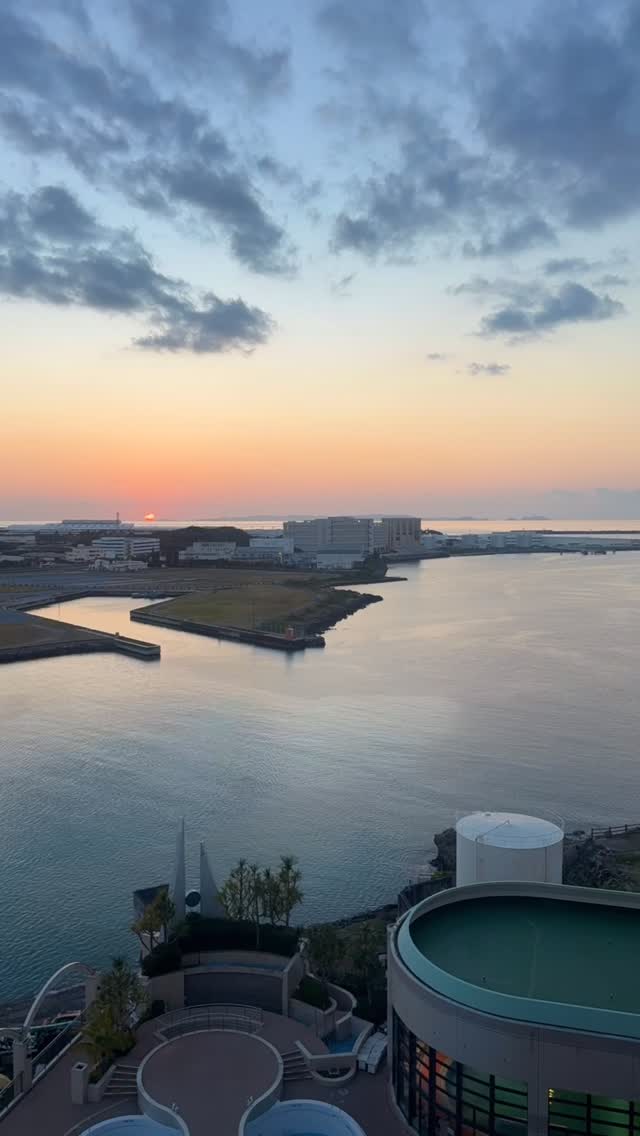 沈みゆく夕陽とともに、
ゆっくりと色づく那覇の空。
ここでしか出会えない、このロケーション。
素敵な週末をお過ごしください。
#ロワジールホテル那覇
#那覇ホテル
#沖縄サンセット
#沖縄旅行
#那覇ステイ