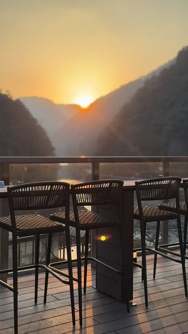 .
夕方のテラス
.
鳥の鳴き声とテラスに広がる夕陽が心をほどきます
.
#ひぜんや #杖立温泉 #温泉宿 #つえたて温泉ひぜんや #県境
#九州の温泉 #阿蘇 #日田 #hizenya