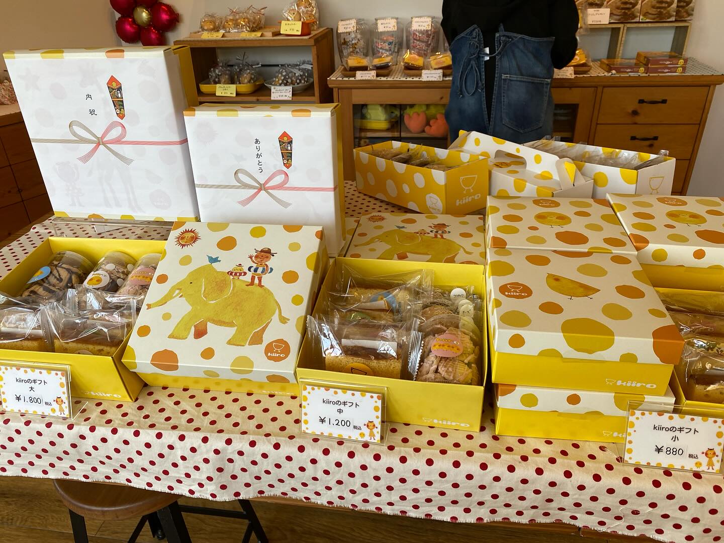 お土産に持っていくの何が良いかな?
とよーく相談されます😊
こちらのお菓子おすすめしますよ!
ご自宅用にはカステラの端切れもおすすめ😊
#Kiiro#名護市