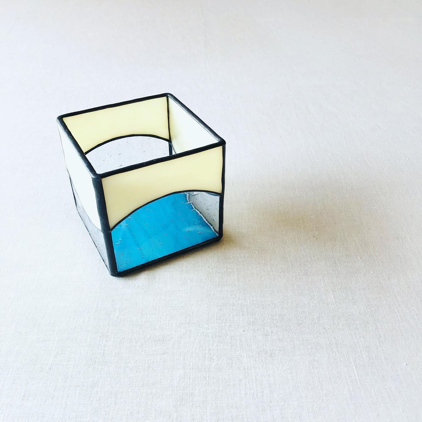 ステンドグラスの立方体容器
『底がよく見えるキューブ』
気泡入り透明ガラスが涼しげな
約8センチ角の入れ物です。
使い方いろいろ。
オンラインショップで販売中です。
#らのららくステンドグラス工房 #ステンドグラス #らのららくオンラインショップ #ranoraraku_stainedglass #stainedglass #candleholder #stainedglasscontainer #container #glasscontainer #glasscube