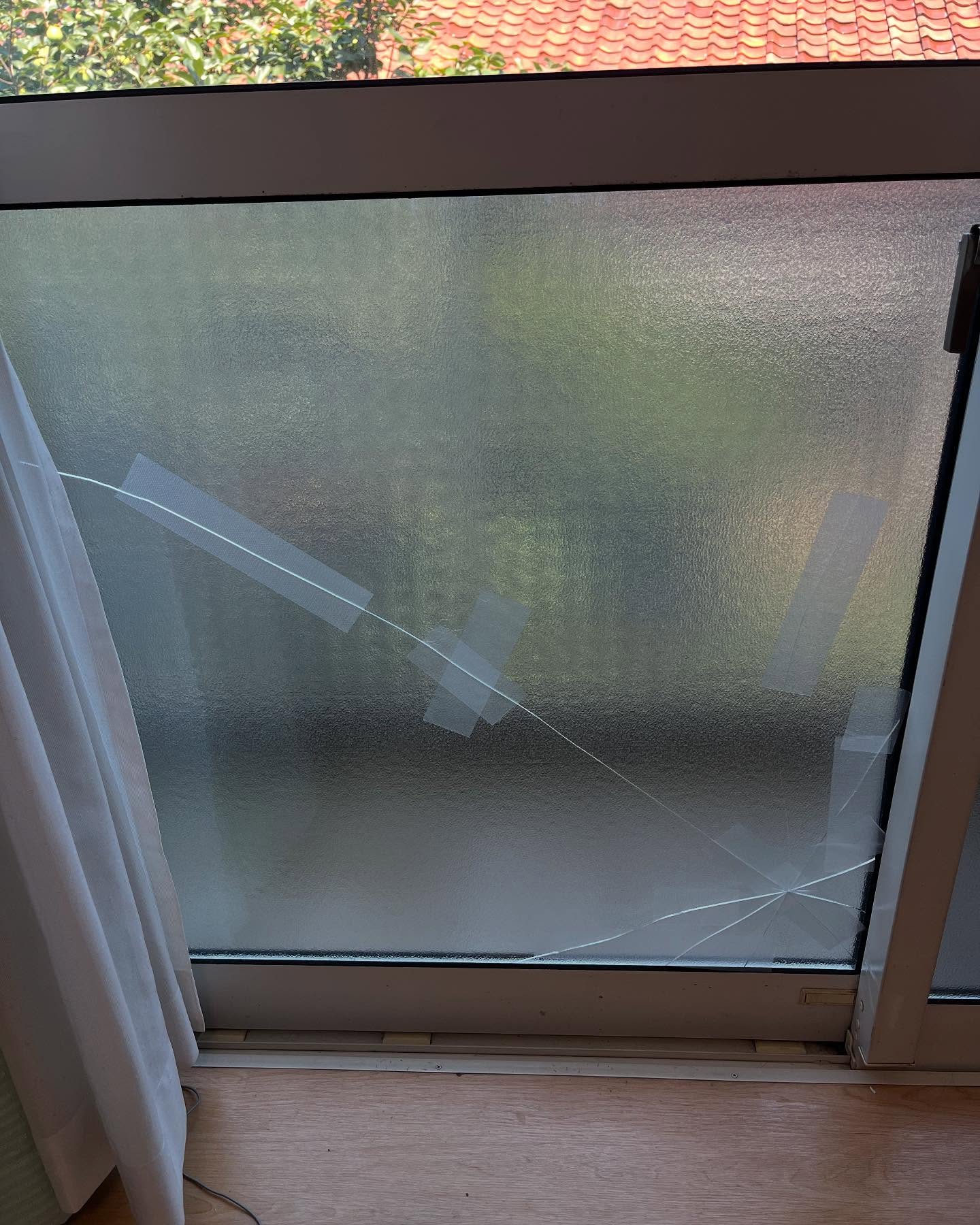 longforest2022 今回のご依頼🔨
物を運んでる時に誤って物がぶつかってしまいペアガラスの内側がにヒビが入ってしまったとの事。
この場合内側だけ交換できないのでまるっと1枚交換🪟
幸い保険が適用されてお客様ご負担が大幅に少なく済みました。
何よりもお怪我が無くてよかったですね。
ご依頼はDMでも承っております🛠️
お気軽にお問い合わせください👨🦰
#便利屋
#修理
#交換
#ガラス交換
#ペアガラス
#緊急駆け付け
#サービス
#水回り
#鍵交換
#金庫開錠
#蜂駆除
#神奈川
#藤沢