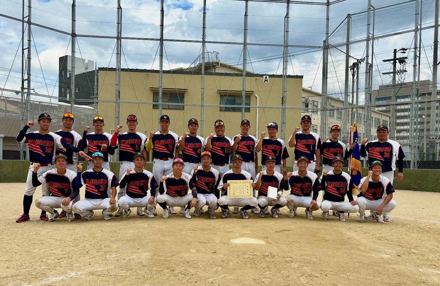 《大会結果報告》
第67回全京都軟式野球選手権大会【A級】
9月14日(日)
1回戦
🆚#リップバンクス 様
7-2 ⚪️
9月21日(日)
準々決勝
🆚#WAKENベースボールクラブ 様
3-1 ⚪️
9月28日(日)
準決勝
🆚#FORCES 様
7-0 ⚪️
決勝
🆚#Innovation 様
9-2 ⚪️
上記の結果を持ちまして、2026年の近畿軟式野球選手権大会に、京都府代表として出場致します!
沢山の応援ありがとうございました📣🙇🏻♂️
10/13(月祝)には西日本選手権(A級)京都府予選が開催されます。
国スポ、天皇賜杯で勝ちきれなかった思いを胸に全力で戦います!
応援の程よろしくお願いします⚾️
※会場は黄檗球場です。
#佐川印刷株式会社#佐川印刷軟式野球部
#SAGAWAPRINTING
#エスピータック亀岡球場 #エスピータック
#全日本軟式野球連盟
#軟式野球#社会人野球#野球選手
#京都府#向日市#亀岡市
#全京都大会#全京#優勝#京都府代表