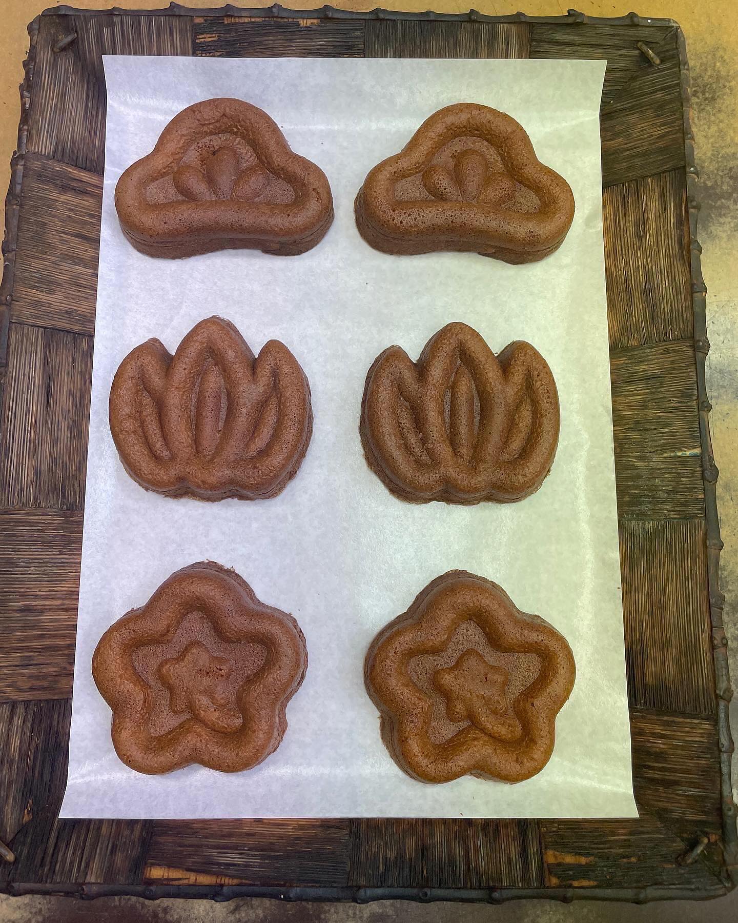 御客様各位
毎度お引き立てに預かり有難う御座います。
ただいま松竹梅カステーラ焼きを鋭意製造中で御座います。
毎度のことながら数量限定での御案内となりますのでお早めのご予約、ご来店をお待ち致しております。
本日も午前10時より営業させて頂きます。
紀文堂総本店公式YouTubeチャンネルのチャンネル登録も宜しければ!!♪
#紀文堂総本店
#紀文堂
#人形焼
#うずらカステーラ焼き
#松竹梅カステーラ焼き
#瓦煎餅
#台東区
#浅草寺
#浅草神社
#和紅茶
#緑茶
#3BSTeaFactory
#浅草
#雷門
#浅草観光連盟
#浅草のれん会
#浅草うまいもの会
#台東区みやげ品協会