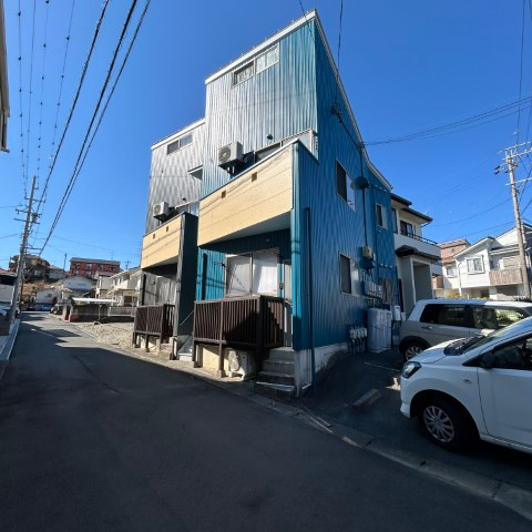 こんにちは!浜松の不動産会社yourAgentです。<br><br>本日は浜松市中央区半田山3丁目の浜松医大生向け賃貸アパート「ル・ブルー半田山」のご紹介です<br><br>こちらは2階建て2階部分南東向き角部屋のお部屋になります。<br><br>間取は11帖のLDKと4帖のロフトが付いた1LDKタイプ❣<br><br>お風呂、トイレ、洗面室が独立。<br>さらに対面キッチンとなっております。<br><br>立地は浜松医大まで近く、浜松日体高校のすぐ隣りです。<br>敷地内に駐車場もございます。<br><br>設備は単身者に安心なモニター付きインターホン<br>エアコンもついております。<br><br>現在空室のため、お部屋のご内覧も可能です。<br>是非お問合せください(^^)