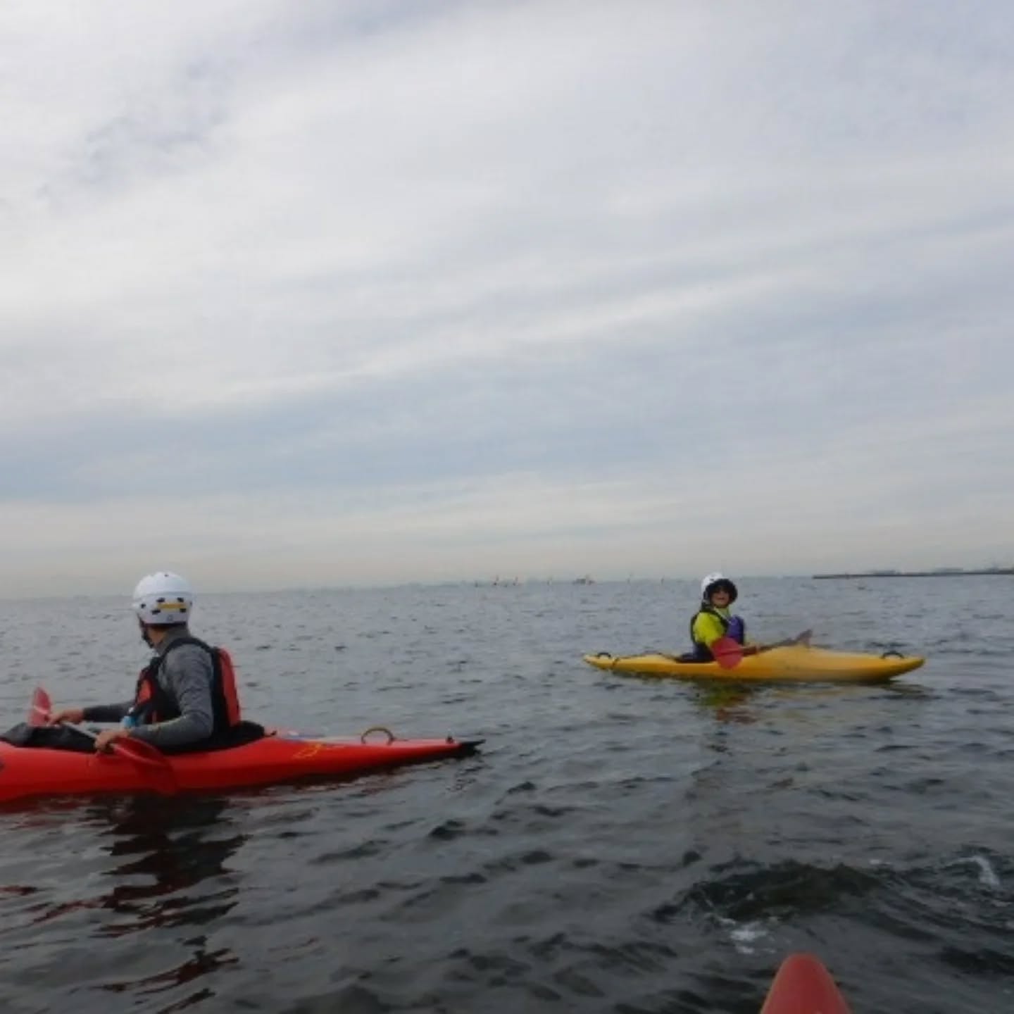 千葉県検見川の浜でカヌーとSUPで遊んできました。少し雲が多かったですが穏やかな天候で波も高くなく、海初心者には良かったです。