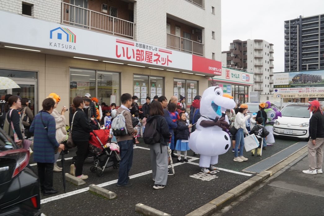 今年もハロウィンパーティー行いました(^o^)
子どもも大人も仮装のクオリティが
とても凄いです!!!
ご近所をパレードしたり、コンテストで
ランウェイを歩いたり、みんなでおやつを食べたり
とても微笑ましい時間でした(´∀`)
準備して下さった保護者の皆様、お菓子を配って下さった
お店の方々本当にありがとうございました(о´∀`о)
#企業主導型保育園#認可外保育園#保育園#保育#子ども
#ハロウィン#ハロウィンパーティー#イベント#仮装
#牛久市#ひたち野うしく#peek-A-boo#ぴーかぶー
#ピーカブー
