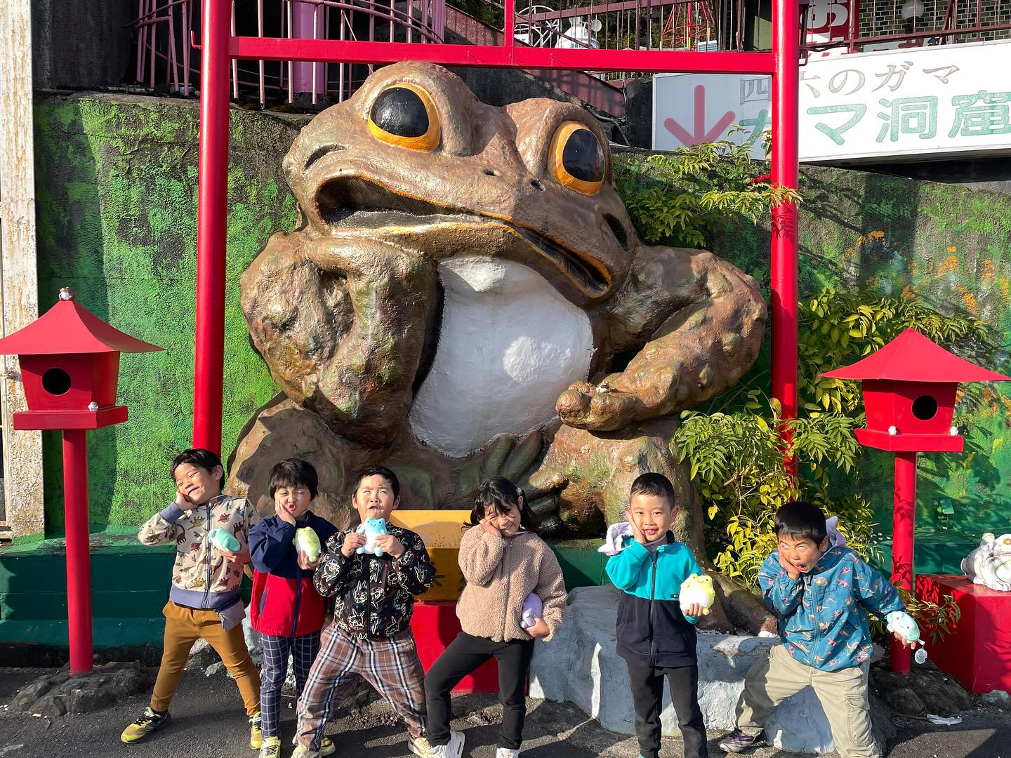先日年長組さんは筑波山登山にチャレンジしました!
お天気にも恵まれ、お友達を応援しながら
力を合わせて見事、山頂まで登る事が出来ました(^o^)
途中のパワースポットの岩の意味を知ったり
諦めない事の大切さを学べたと思います(´∀`)
年長さんお疲れ様でした!
#企業主導型保育園#認可外保育園#保育園#子ども#年長
#5歳児#筑波山#登山#筑波山登山#山登り#遠足
#ぴーかぶー#ピーカブー#peek-A-boo#牛久市
#ひたち野うしく