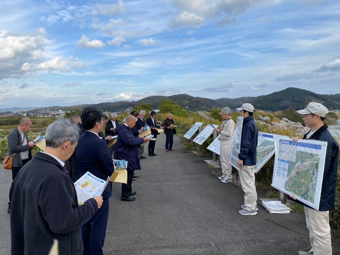 一級河川中ノ口川改修整備促進協議会が開催されました。
今年は五十嵐川の水害復興経緯の説明を受け、遊水池の機能により治水力向上に寄与してること等学んできました。
また新潟地域振興局治水課から中ノ口川の整備状況の説明を聞かせて頂き意見交換が交わされました。
今後の河川整備促進に繋がる有意義な会となったようでした。皆様大変お疲れ様でした!
また福島、茨城、栃木、新潟、群馬の5県議長が高崎市で開催され温泉文化と地方創生について意見交換を行って来ました。観光など5県連携を 環東 としプロモーションを行なう提案は将来の可能性を感じました。来年は栃木県が開催県となります!
