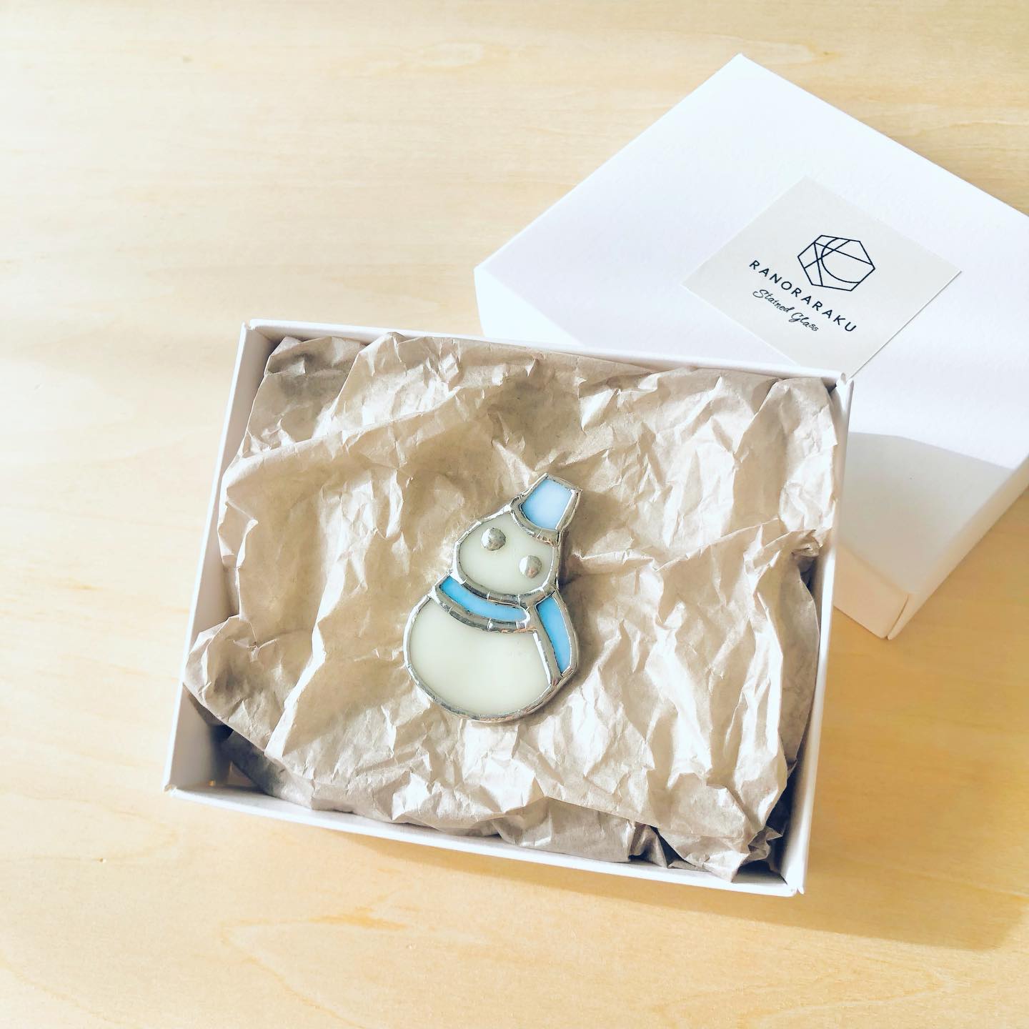 冬のぬくもりを纏う
ステンドグラスの雪だるまブローチ
梱包するときはいつもドキドキ。
無事に届いてホッと胸を撫でおろす。
素敵、かわいい、嬉しい…
喜びのお声をいただく度、ついガッツポーズが出てしまう。
そして、静かに喜びをかみしめる。
私は幸せです。
#らのららくステンドグラス工房 #ステンドグラス #ranoraraku_stainedglass #stainedglass