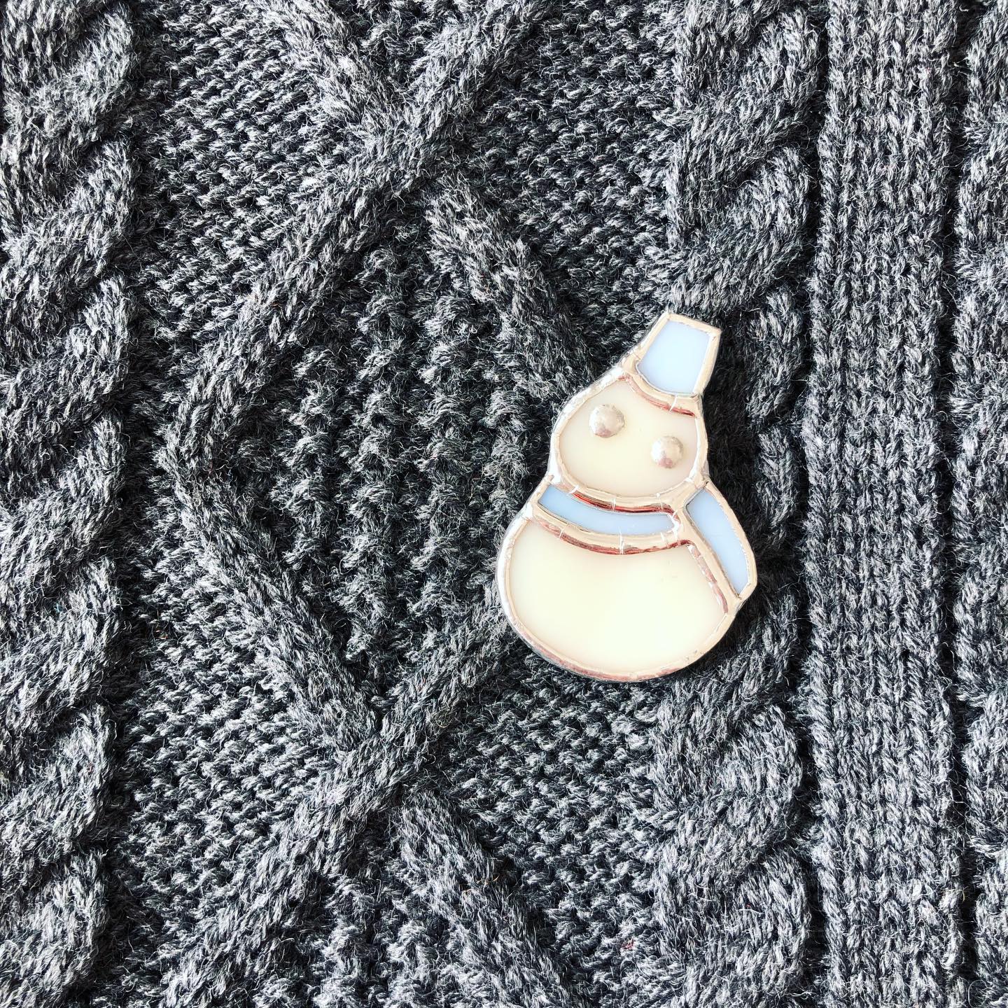 冬のぬくもりを纏う
ステンドグラスの雪だるまブローチ
梱包するときはいつもドキドキ。
無事に届いてホッと胸を撫でおろす。
素敵、かわいい、嬉しい…
喜びのお声をいただく度、ついガッツポーズが出てしまう。
そして、静かに喜びをかみしめる。
私は幸せです。
#らのららくステンドグラス工房 #ステンドグラス #ranoraraku_stainedglass #stainedglass