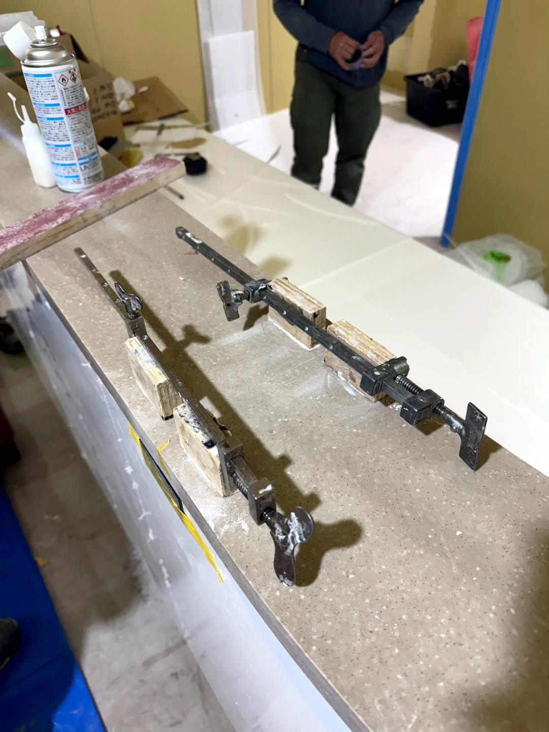 人工大理石カウンターの施工風景。
分割天板を圧着・研磨を経て継ぎ目を自然に仕上げます。
加工の自由度も高く、空間のアクセントにも効果的です。
#信頼される空間づくり #naringcreative #空間デザイン #デザイナー #事務所 #会社 #デザイン事務所 #店舗内装 #オフィスデザイン #tokyo