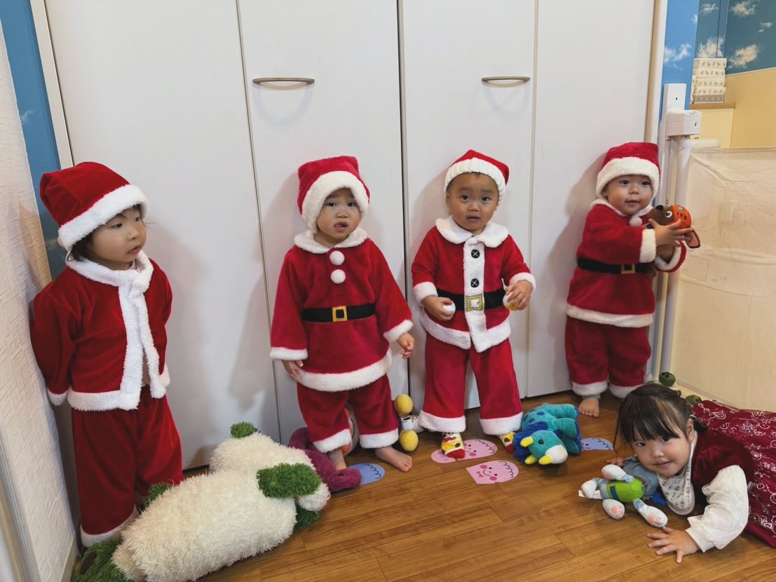 今年最後のイベントはクリスマス会でした^o^
2歳児〜小学生まで6チームに分かれて
お菓子争奪ゲーム大会を行いました!
じゃんけんや黒ひげ、片足バランスゲームなど
数々のゲームを行い、各チームポイントを獲得していきました^ ^
小学生は保育園の子の面倒をよく見てくれて
みんなが楽しめるようにしてくれていました!
給食もおやつもクリスマスメニューに
なっており子ども達の笑顔が溢れていました!
お昼寝中もサンタ?がやってきて
子ども達のお布団にプレゼントを
配ってくれ、目が覚めると
1歳児の子どもたちも喜んでいました!
今年も日々のご協力、イベントへのご参加
誠にありがとうございました!
来年もどうぞよろしくお願い致します。
皆様良いお年をお迎えください。
#peek-A-boo#ぴーかぶー#クリスマス会
#企業主導型保育園#保育園