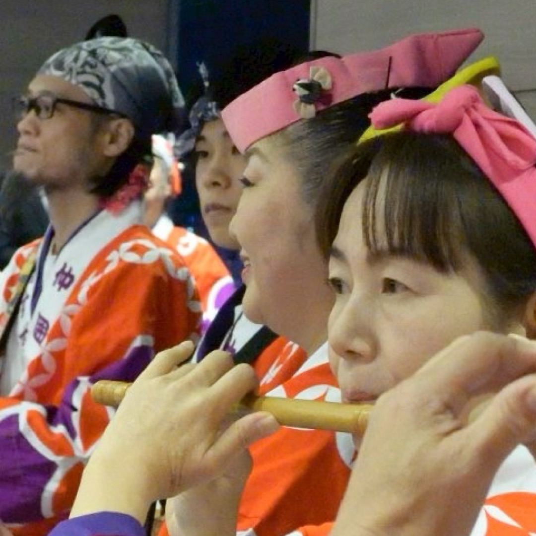 【演舞レポート】
2025.12.23
枚岡神社
お笑い神事
枚岡神社さまでの演舞も
毎年させて頂く形になって参りました🌸
誠に有難う御座います🙇🏻🌈
お笑い神事も、歳を重ねるごとに
参加者が激増しております!
今年は去年より1000人増えて?!
3000人が?メインのお笑い神事で
一斉にワッハッハと20分間
笑い続ける光景は圧巻でした🫢
メンバーのチカさんは枚岡神社さまの
お巫女さんで奉仕活動もしているので
この日は巫女衣装と仲囲巣連の法被と
着替えながらの大活躍😁🌸
お笑いコンテストというものもあって、
今回も仲囲巣連のメンバーは参加し、
アキさんとマリコさんが受賞!
おめでとうございます🌸
演舞では観覧席を設けて下さったので
座ってご覧頂ける方も多く、
我々としては今年最後の演舞を
非常に楽しく披露させて頂くことが
出来ました☺️🌸
また来年も皆様とズバーッと一年
走り抜けられますように、と
願いを込めながら、踊り納めました🌈
感謝!笑顔!ありがとうございます!
#大阪 #堺市 #伝統芸能 #すずめ踊り #堺すずめ踊り
