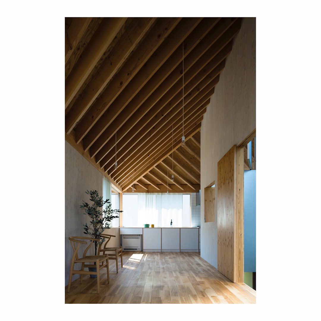 加藤邸/ Kato House (2019)
Photo by Sobajima Toshihiro
2Fのリビングはロの字型のワンルーム。斜めに角度を付けた屋根の架構がぐるぐると旋回するような動きの印象を空間に与えています。
The living room on the upper floor is a single space around the stairwell. The diagonally angled roof structure gives impression of moving to the space.
コラボレーター:橋本光秀, 構造設計:中原英隆
Collaborated with Mitsuhide Hashimoto, engineered by Hidetaka Nakahara