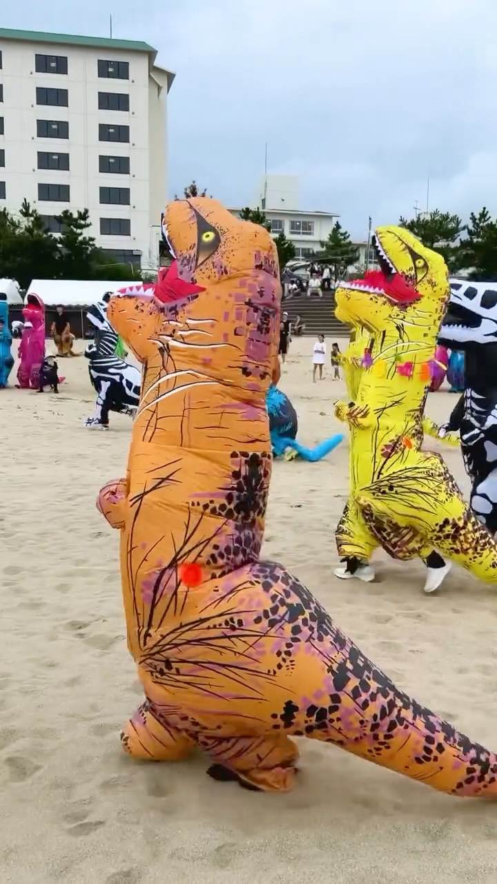 【恐竜大運動会 ティラノサウルスレース】
鳥羽の千鳥ヶ浜に集結したティラノサウルス。
子供〜大人までガチンコレースです。(部門別)
可愛いなと思った方は、ぜひコメント欄に🦖(恐竜)の絵文字を送ってください!
#三重県 #鳥羽市 #鳥羽 #鳥羽市観光協会 #恐竜 #ティラノサウルスレース