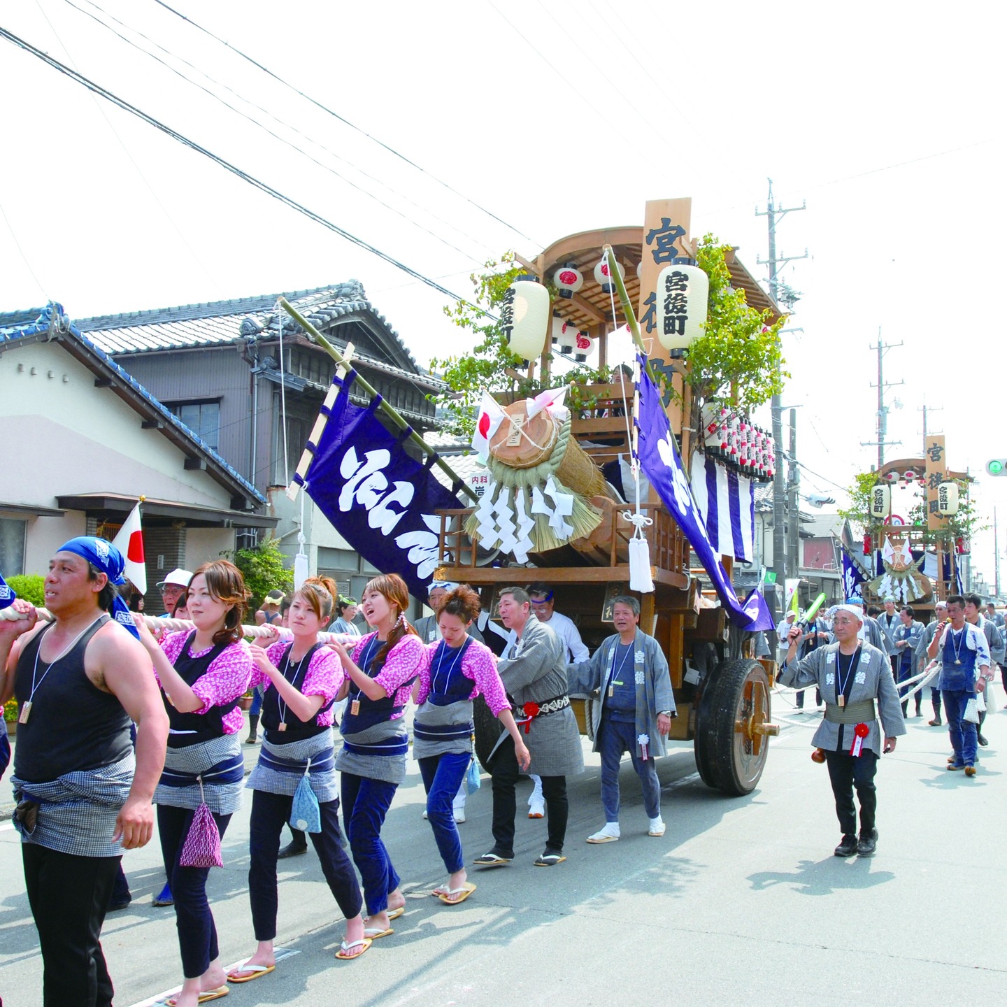 【奉曳団紹介 ※写真は第62回神宮式年遷宮お木曳行事より】
「宮後奉曳団」は、第63回神宮式年遷宮の第一次お木曳行事にて令和8年6月7日(日)の奉曳予定です
奉曳団は歴史背景や規模もさまざまで、揃いの法被はもちろんですが、それぞれに奉曳車の大きさや飾り、伊勢音頭や踊りや地方(じかた)・太鼓、子ども連など先導の趣向など、すべて違います
※写真の掲載順は、順不同でありますことを予めご了承いただきたく存じます
※今後、順次奉曳団のご紹介を前回の写真とともにご紹介いたしますので、お楽しみいただき、お木曳行事に向けて、ご一緒にお木曳行事の周知等へのご協力をお願いいたします
お木曳行事は、神宮の御遷宮行事の一環として550年以上前より伝統を継承している伊勢の民俗行事で、国の「記録作成等の措置を講ずべき無形の民俗文化財」として選択され、また伊勢市の「無形民俗文化財」として指定されています
#令和のお木曳 #伊勢神宮 #内宮 #外宮 #お木曳行事 #神宮式年遷宮 #民俗行事 #奉曳 #木遣り #伊勢 #三重県 #陸曳 #川曳 #isejingu #jingu #naiku #geku #mie #ise #文化 #民俗行事 #御遷宮 #伊勢の伝統 #感謝 #町の伝統