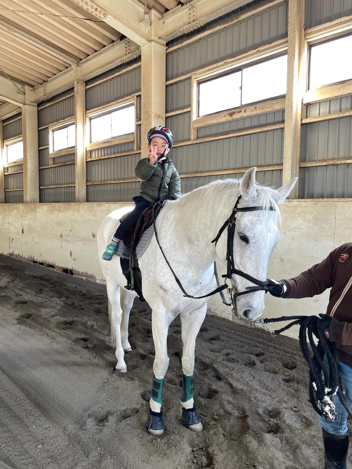 久しぶりの乗馬教室でした!
初めは少し怖がっていましたが
すぐに慣れ、「楽しかった!」と
大喜びの子どもたちでした(^^)
#企業主導型保育園#認可外保育園#peek-A-boo
#乗馬教室#ユタカファーム