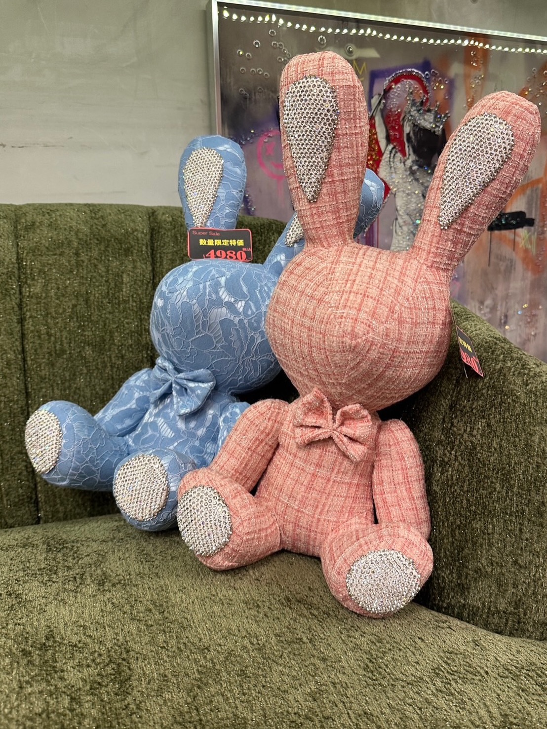 本日も沢山新商品が入荷してまいりました!
コンパクトサイズのこちらのソファはラメ入り生地が特徴!値段も39800円税込というおすすめプライス!
他にもクッションから小物雑貨まで沢山入荷してきておりますので是非、武蔵小山の家具のウスイへご来店くださいー
#武蔵小山 #ソファ #雑貨小物 #家具屋 #新作入荷