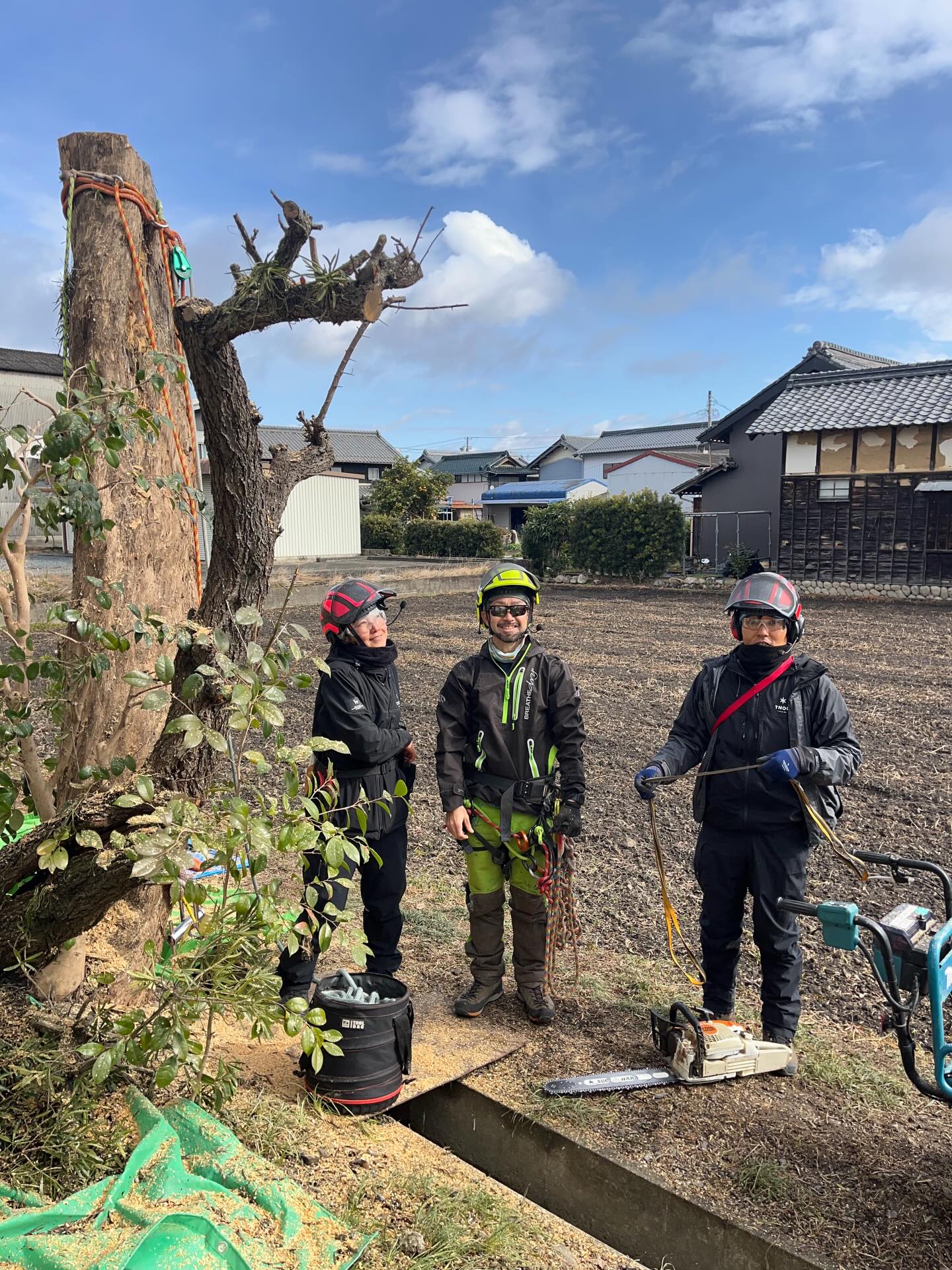 私は「特殊伐採」という、時には樹木の命を終わらせる決断を伴う仕事をしています。
だからこそ、日頃から「木」に対して誰よりも深い愛情と敬意を持っている方々と仕事をしたいと考えています。
私の仕事に欠かせない、そして私が心から尊敬している大切なパートナーをご紹介させてください。
菰野町でご近所の「剪定屋空(せんていや そら)https://www.senteiyasora.com」を営まれているご夫婦のことです。