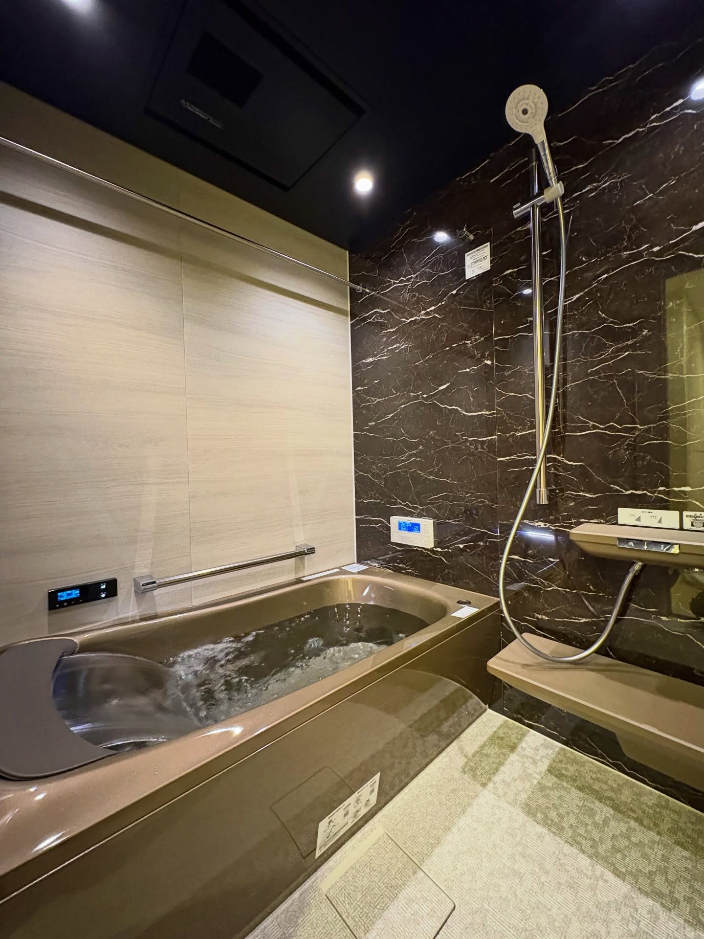 大切な家族に、お風呂はどんな気分で入ってもらいたいですか?
心も体も休めて、また明日から元気で、笑顔でいてもらうために。
.
誰に見せるわけでもない、家族のプライベートな空間だからこそ、こだわって良いかもしれませんね✨
.
#森末建築設備 #morisueのリフォーム #宮城県リフォーム #塩釜リフォーム #お風呂リフォーム