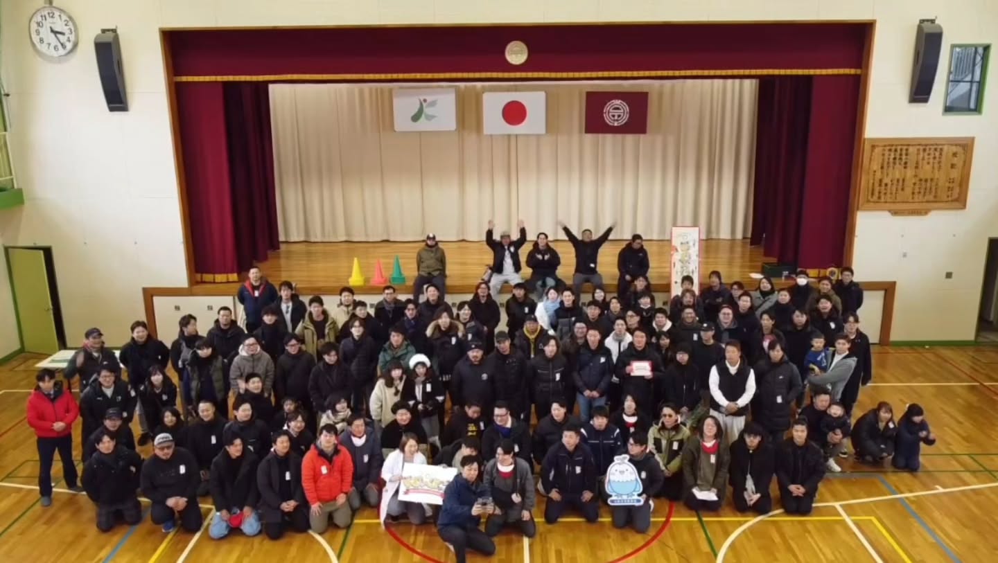 2026年2月8日(日)
【第1ブロック部員交流事業】
『学校へ行こう!』~みんなが主役の謎解き編~🏫
鴻巣市の旧常光小学校にて開催されました!
伊奈・北本・鴻巣・桶川・志木・戸田・新座・和光・朝霞の青年部が集まる毎年恒例の合同事業。
今年は廃校を舞台にした謎解きイベント+体育館での懇親会という内容でした!
当日は雪❄️で開催も危ぶまれましたが、開始頃には晴れ間も☀️
4〜5名のチームに分かれて謎解きスタート!教室を右往左往しながら、みなさん懸命に問題に取り組んでいました
体育館での懇親会はなんとノンアル🥤
青年部といえば呑んで盛り上がるイメージでしたが…そんなの関係なし!大いに盛り上がりました。
事業終了後は「中々」朝霞店にてさらに懇親会🍻
交流委員の労をねぎらっていただきながら、青年部への想いを語り合う熱い夜に🔥
私自身は交流委員に終盤からの参加でしたが、短い期間でもこの事業の運営に関われたことは、今後の青年部活動にも活きる貴重な経験になったと感じています。
朝霞の二人の交流委員をはじめ、第1ブロック委員の皆様、雪の中お車を出してくださった方々、ご参加いただいた皆様、懇親会の準備をしてくださった皆様、本当にありがとうございました🙇
第1ブロック交流委員
結ぶ委員会委員
高橋善人
#朝霞市
#商工会青年部
#埼玉県商工会青年部第一ブロック