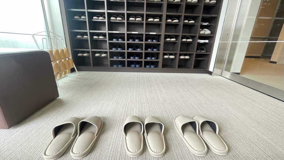 2026.2.17
おはようございます。看護助手です。
もうお気づきの方もいらっしゃるかもしれませんが、玄関スリッパを新しく整えました。
来てくださる方が、少しでもほっとできますように。
小さな整えではありますが、これも私たちの大切な仕事のひとつです。
患者さまに安心してお過ごしいただける環境づくりを、これからも大切にしてまいります。
#草津市産婦人科
#守山市産婦人科
#栗東市産婦人科
#清水産婦人科
#いい産婦人科をつくりましょう