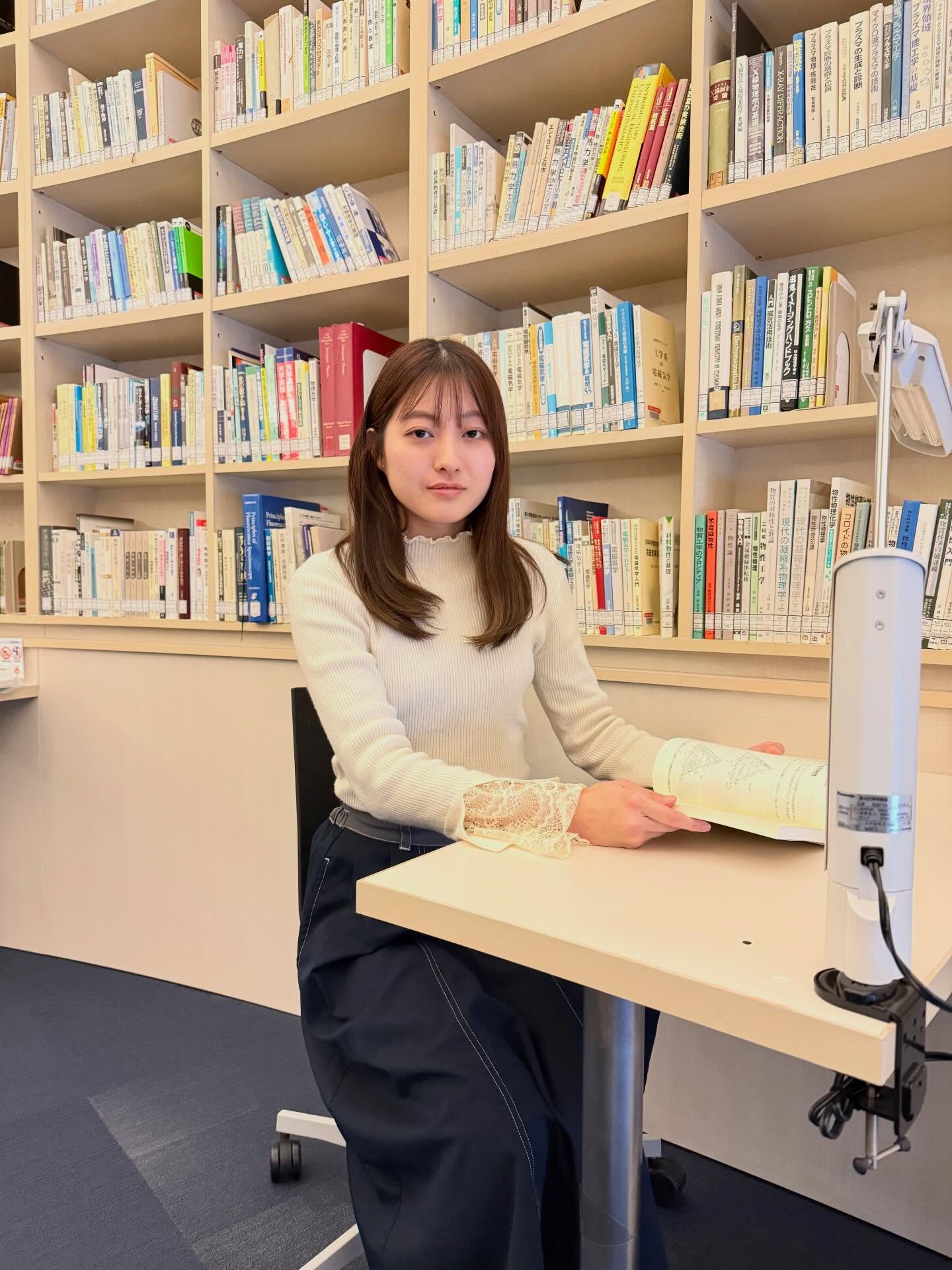 \\🌸FIRST(フロンティアサイエンス研究科)大学院生にインタビュー🎤//
3月に修了を迎える修士課程の学生にお話を伺いました。
MOFと金属ナノ粒子の複合体研究に向き合い、試行錯誤を重ねる中で実感した研究者としての成長、そしてやり切った6年間。研究への情熱と、社会人として歩み出す新たな決意を語っていただきました✨
Q1. 大学生活を振り返って一番思い出に残っていることは何ですか?
A1. 研究活動です!私は、MOFと金属ナノ粒子の複合体について研究をしました。上手くいかないこともありましたが、最後に修士論文として研究をまとめていると、様々なことに挑戦して次に繋がる結果が得られたと思い、4年間研究を頑張れたことに自信を持つことができました。
また、昨年MOFがノーベル化学賞を受賞した時は、すごい研究をしているんだなと改めて感じ、この研究ができて良かったと思います🥼
Q2. 学部~修士までの6年間を通じて、一番成長したと実感することはどんなことですか?
A2. プレゼンテーション能力と、粘り強く挑戦し続ける力です。研究室での報告会、雑誌会や学会での発表に向けてたくさん練習をして臨むため、回数を重ねるごとに少しずつ伸びていったと感じます。
また、研究でうまくいかずに立ち止まってしまうこともありましたが、諦めずに実験を続けたことで結果が出たのではないかと思います🔥
Q3. 晴れて社会人となりますが、どんなビジネスパーソンに成長していきたいですか?
A3. 周りの人から行動で、信頼されるような社会人になりたいです。研究室生活を送る中で、先生や先輩・後輩に意見をもらうことで良い方向に進むということが多々あり、周りの人の大切さを再認識しました。そのため、自ら行動し、周囲と協力しながら全体が良い方向に進むように尽力できる社会人に成長していきたいと考えています。
Q4. 最後に在学生、そして将来甲南で学びたいと考えている皆さんにメッセージをお願いします!
A4. 甲南大学は、大きすぎず小さすぎない規模なので、落ち着いた雰囲気で学ぶことができる環境だと思います。
また、FIRSTは先生との距離が近く、様々な研究機器もあるので、とても良い環境で研究できたと思っています🧪
学生として学ぶことができるのは大学・大学院が最後なので、学びたいことについてしっかりと勉強し、たくさん楽しんでほしいと思います!⭐️
#甲南大学 #konan #フロンティアサイエンス研究科 #FIRST #卒業