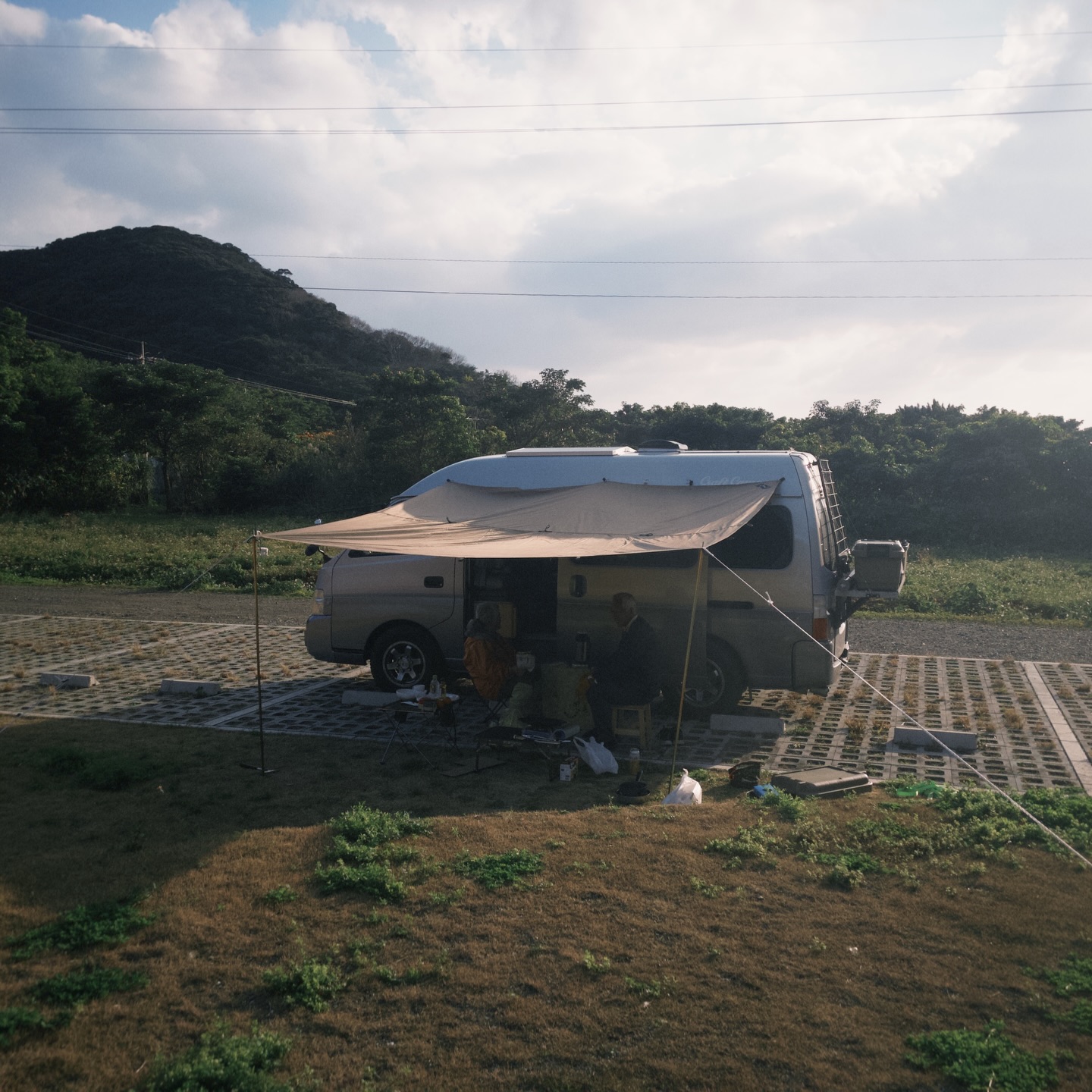 最近は、カーキャンプやソロキャンプの方のご利用が続いていた西古見GTAE🚗🏕️🌙
北風が強いこの季節なので
強風の影響でキャンセルとなる日もありますが🥲
寒い日が続く中でも、ちょうど天気が良い日に
キャンプに来ていただく方もいらっしゃり、
そんな日は、「よかった〜☀️」とスタッフも嬉しくなります😌
☆*★*☆*★*☆*★*☆*★*☆*★*☆*★
LINE登録&口コミ投稿で
10%OFFのキャンペーン実施中
★*☆*★*☆*★*☆*★*☆*★*☆*★*☆
____________________________________
🕑営業時間
【大浴場】
月〜金:14:00〜19:00(最終入場時間18:30)
土・日:12:00〜19:00(最終入場時間18:30)
定休日:水曜、木曜日
【キャンプ・宿泊棟】
年中無休(事前予約制)
チェックイン:13:00〜20:00
チェックアウト:翌11:00まで
大浴場利用:13:00〜22:00、翌9:00〜11:00
_____________________________________
…………….…………….…………….…………….………
【西古見GATE(ニシコミゲート)】
「奄美の外れ、自然のとなりに。」
奄美空港から車で2時間半。
奄美大島の最西端の集落「西古見」にある町営キャンプ場。
太陽光パネルやEV車を設置し、災害があった際に
活用できる場所として活用を目指しています。
◉施設詳細
キャンプサイト4区画、カーキャンプサイト1区画
宿泊棟1棟、サウナ付き大浴場有、フリーWi-Fi有
貸出レンタル有
◉楽しめるアクティビティ
星空観測、昆虫・野鳥観察、釣り、シュノーケル
戦跡見学、サンセットなど
◉おすすめの過ごし方
ゆっくりのんびり過ごす
デジタルデトックス
家族や友達との交流を深める など
📍鹿児島県大島郡瀬戸内町西古見265番地
📞070-9009-4133
✉️info@nishikomigate.com
✅予約は予約サイト、電話、お問い合わせフォームから
…………….…………….…………….…………….……………
#西古見gate #nishikomigate #西古見 #奄美キャンプ #鹿児島キャンプ