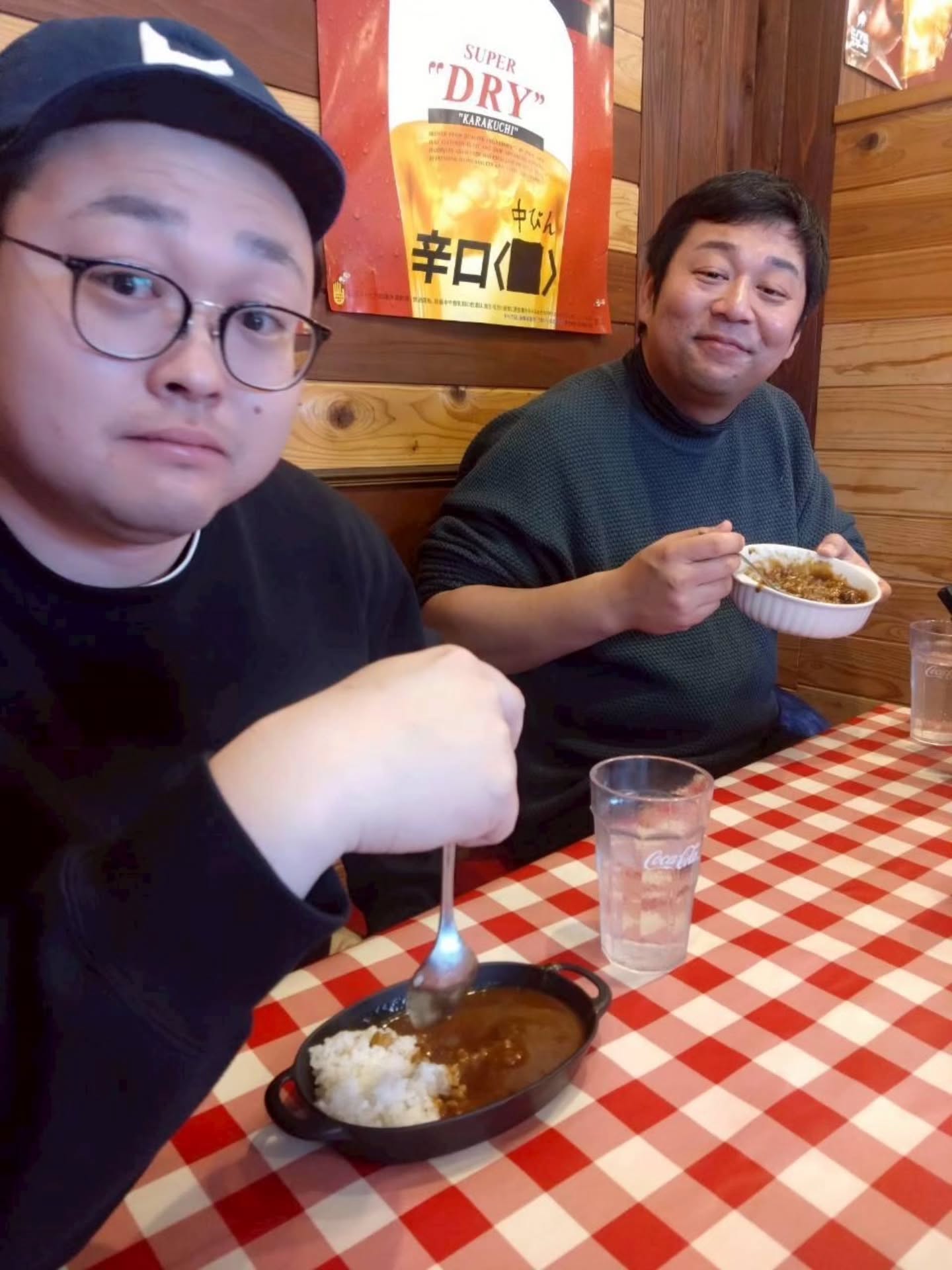 2026年2月14日(土)・15日(日)
【禅と酒の情熱研修〜心を研ぎ澄まし、新たなパッションを求めて〜】
一泊二日で山梨にて県外視察研修事業が行われました。
2日目は臨済宗 圓光院へ。
ここでは座禅の体験をさせていただきました。
座禅の際に、パシッと叩いてもらう警策。
ハードモードでお願いします、と余計なお願いをしていたパッション委員会。
すると、ご住職が、「ハードでやるとこうなります」と座布団へデモンストレーションするも、
バシン!バシン!バシン!
と想像の10倍強め。
え、うそでしょ。
これには場の空気が一瞬で凍てついたのがわかりました🥶
現在はマイルドに行うのが主流となっている、と聞いてホッとした部員達。
と、いうわけで、マイルドな警策ですか、まさかの部員のほぼ半数以上が自ら志願し、己を整えておりました。ええ、私もですけどね🙇♀️
おそらく人生で一度きりの貴重な体験でした🙌
マイルドとはいえ、ご住職は叩きっぱなしで大変だったことと思います。
お世話になりました✨
その後、自由時間を経て解散となりました。
甲府駅周辺はレトロな街並みが再現されていてとても素敵でした😊
各部員、忘れられない一泊二日になったと思います。
何度も視察に行ったり、さぞ準備が大変だったことでしょう。
パッション委員会の皆様ありがとうございました!
皆様お疲れ様でした♪
結ぶ委員会委員
綿谷麻衣
#朝霞市
#商工会青年部
#県外視察研修