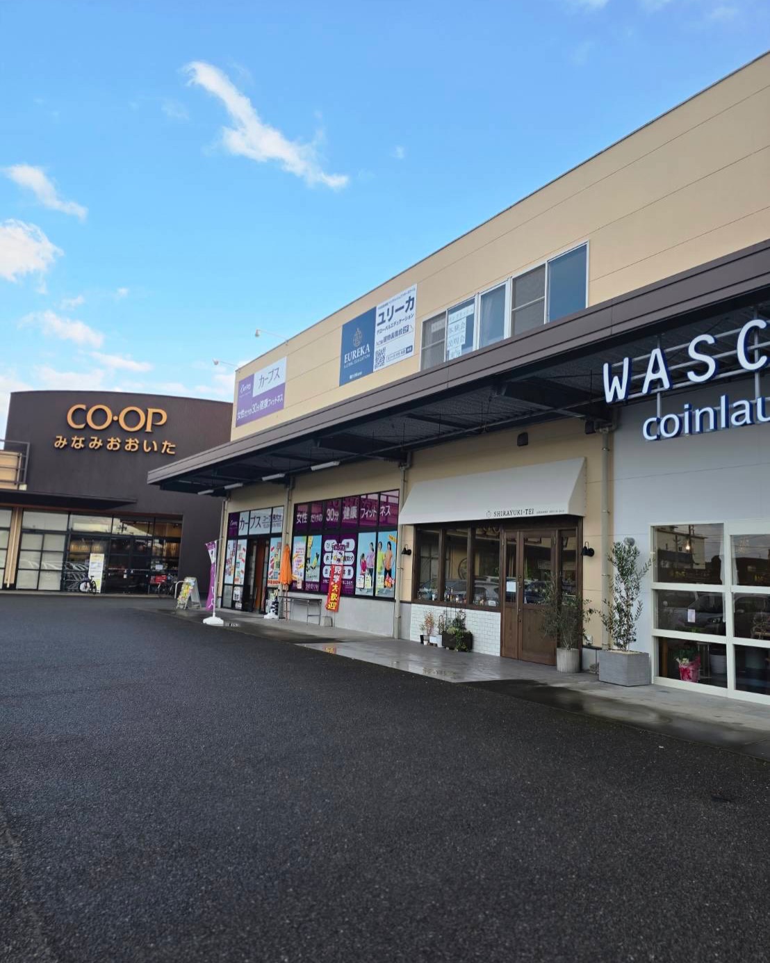 ◀◁他の投稿はこちらから
昨年11月に移転オープンされた
しらゆき亭さん - ̗̀ 🍰 ̖́-
南大分インダストリーさん近くからコープ南大分店さんの敷地内へ移転しています♪
店内には可愛い焼き菓子も並んでいます🧁*॰ॱ
アーモンドクリームに季節のフルーツのタルト【タルトセゾン】と【ショートケーキ】を購入🫶駐車場も沢山あるので是非寄ってみてください🥰
『しらゆき亭』
@shirayuki_tei
📍大分市田中町3-12-6 コープ南大分別棟
☎️097-579-6972
🕕11:00~18:00(予約分10:00~)
🅿️コープ南大分店利用
【商品名】タルトセゾン苺/タルトセゾンラ・フランス/ショートケーキ
⚠掲載内容は来店当時の情報です
.。ꕤ 今回の #スイーツ部特派員 ꕤ.。
▸︎▹︎▸︎▹︎ @oita_hiromi10_88 さん
┈┈┈┈┈┈┈ ❁ ❁ ❁ ┈┈┈┈┈┈┈┈
oita_ひろみです·͜· ♡
スイーツ部特派員として大分県内の美味しい • 可愛いスイーツを紹介していきます🍰🍩🧁
┈┈┈┈┈┈┈ ❁ ❁ ❁ ┈┈┈┈┈┈┈┈
#スイーツ #ケーキ #大分 #大分グルメ