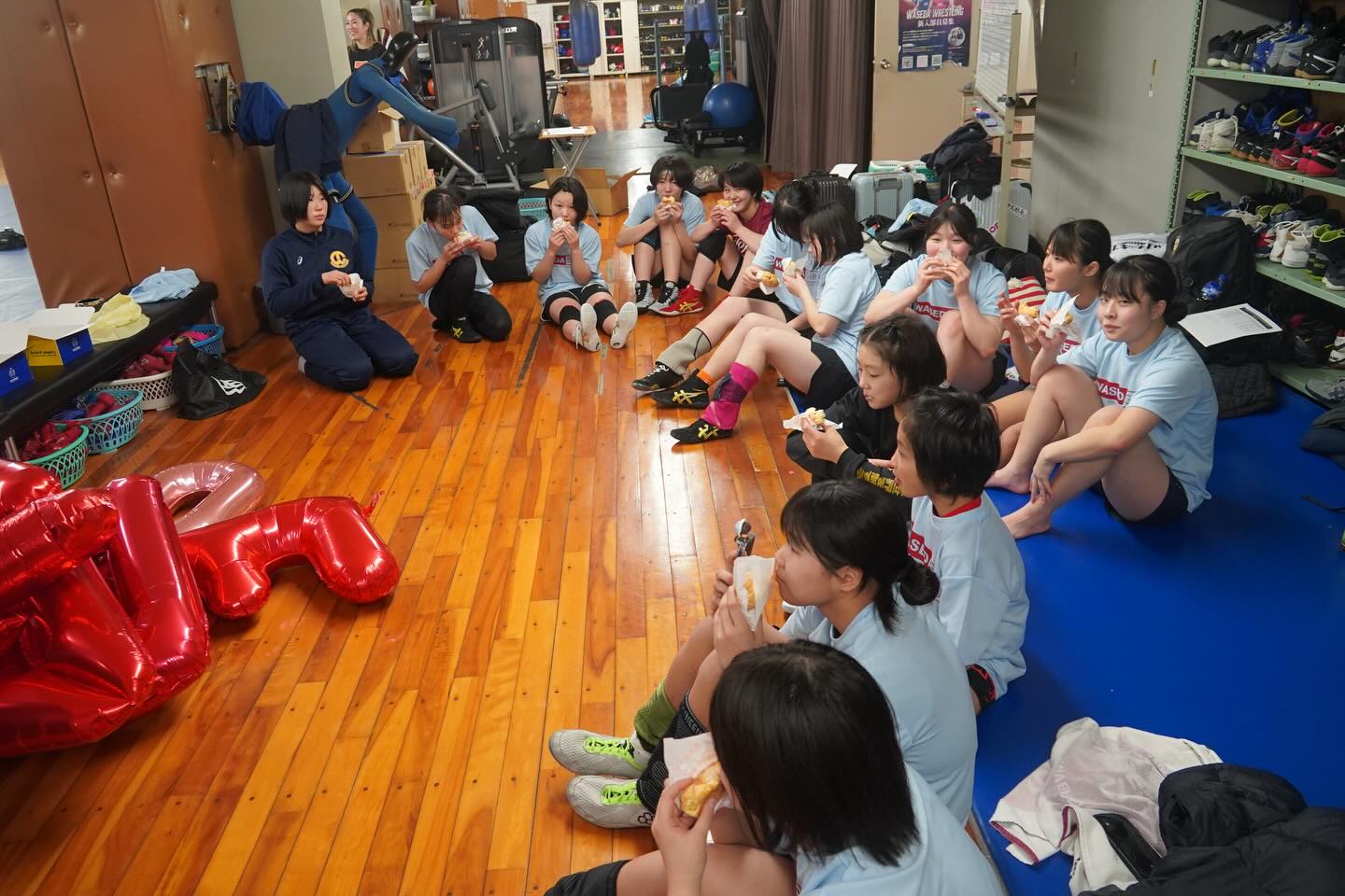 《早稲田女子合宿》
2/21~2/23の3日間、早稲田大学にて女子学生を対象とした合宿を行いました❗️
OBOGの方々にもご協力いただき、実りある会となりました。
ありがとうございます🌸
●2月21日(合宿1日目)
OB OGコーチスタッフ
梅林太朗、吉村拓海、伊藤海
●2月22日(合宿2日目)
OB OGコーチスタッフ
梅林太朗、片岡梨乃、加藤和弥、伊藤海
●2月23日(合宿3日目)
OB OGコーチスタッフ
梅林太朗、片岡梨乃、加藤和弥
※敬称略で失礼致します。
複数の合宿の日程が重なり、学年末テスト前で参加を断念する選手が多い中で、例年に比べ少ない参加人数でしたが活気ある有意義な合宿となりました🌟
ご参加いただきありがとうございました!
#waseda #wrestling #japanwrestling #wasedawrestling