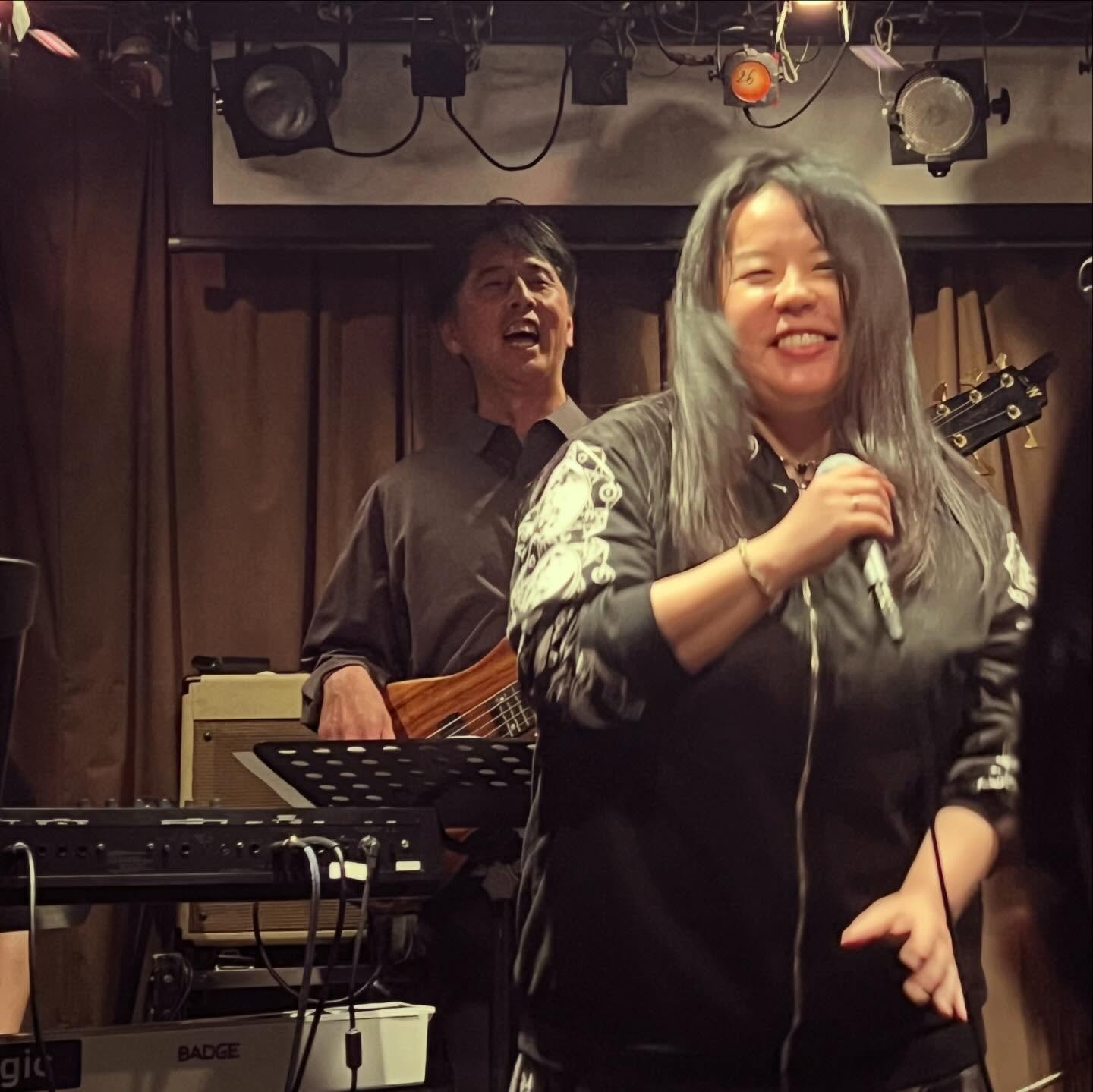 昨夜は2つのライブ鑑賞。
まずは錦糸町パピーズへピリカネイロさんのステージ。いやもうすんごい曲(Dream Theater)をめちゃめちゃかっこいい圧巻な演奏で!ズシズシ刺さる迫力のあるサウンドがすごく気持ち良かったです。
今回、怪我をされた私の先輩のトラを、急遽引き受けてくれたえんどさんに感謝です。ブラジル音楽以外のえんどリーダー。新鮮かつ、流石っした🙇♂️。