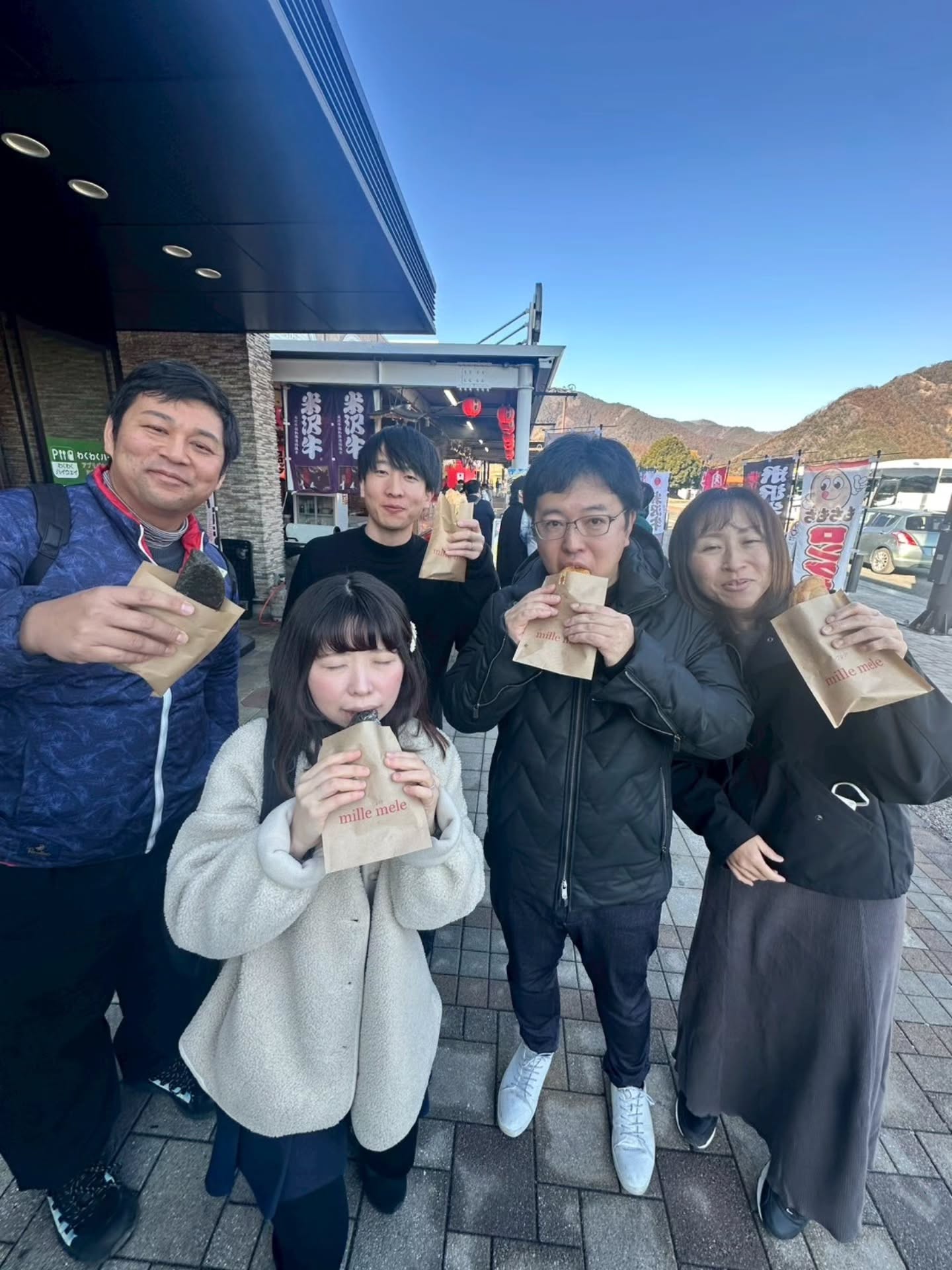 2026年2月14日(土)・15日(日)
【禅と酒の情熱研修〜心を研ぎ澄まし、新たなパッションを求めて〜】
一泊二日で山梨にて県外視察研修事業が行われました。
1日目の最初の行き先はシャトーメルシャン。
ここはなんと1877年創立の日本最古のワイナリーです。
古くから本格的なワイン作りを手掛け、今でも世界に通用するワインを作り続けています。
研修では葡萄畑から醸造所、資料館の見学をしながら様々な説明を聞くことができました。
実はワインに全く興味がない私でしたが、研修を終える頃にはワインが飲みたくて飲みたくて堪らなくなるほど、魅力的な研修でした🤤✨
それほどまでに美味しさの秘密を知ってしまったのでした🙌
試飲会では全く味わいの違う4つのワインを頂きました。
運転手さんはノンアルワイン🍷同じ原料でこんなにも味わいが違うのか、と、目から落ちたウロコがそこらじゅうに落ちてました。大変勉強になりました。
次に向かったのは、「山梨銘醸」が製造する名高い日本酒ブランドである七賢。
こちらも1750年創業と、とても歴史ある酒蔵です。明治天皇もご宿泊されたという古い母屋から酒蔵も見学。
試飲会では13代目である社長の北原対馬さんのご講和を拝聴いたしました。
青年部員達とも年が近い北原さんの経営者としての姿勢や展望は、部員達の胸に響くものがありました。
個人的にはこのご講和を聞くために山梨へ来たのかも知れない、と思うほどでした。
それほどまでに熱いものを受け取りまして、まさにパッションフィーバーでした🔥
さてさて、夜は宴は大盛り上がり。美味しい日本酒とワインの力で、いつもは話さない部員達とも話すことができ、今後の青年部活動も盛り上がっていきそうな予感しかありません✨🙌✨
これは一泊ならではの醍醐味かも知れないなあ、と薄れゆく意識のなか目を閉じました。
(2日目につづく)
結ぶ委員会委員
綿谷麻衣
#朝霞市
#商工会青年部
#県外視察研修