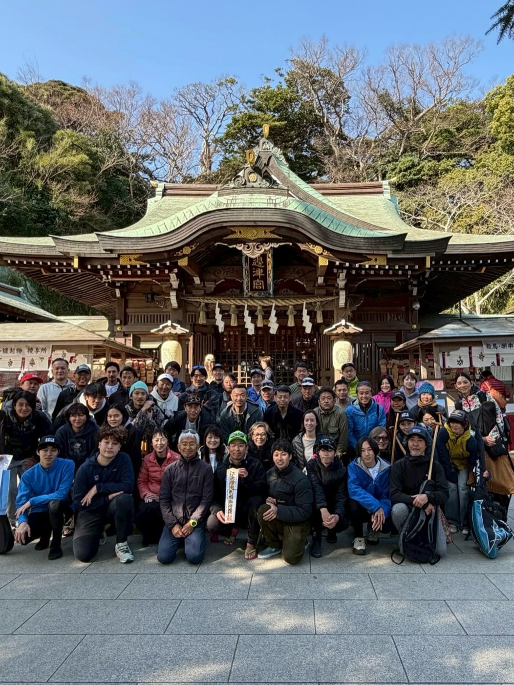 「知らざぁ言って聞かせやしょう!」
本日、我々湘南アウトリガーカヌークラブの2026年度が幕を開けました。
江島神社にて一年の安全を祈願していただき、その後活動拠点である西浦にて、新艇「弁天小僧KIKUNOSUKE」の進水式を執り行いました。
弁天小僧は悪党ながら、粋で鯔背(いなせ)、そして己のスタイルを貫く美学を持った人物です。我々もその心意気にならい、自分たちのスタイルを大切に活動してまいりたいと思います。
21年目を迎える湘南アウトリガーカヌークラブを、今後ともどうぞよろしくお願いいたします。
P.S.潮風に春を感じながらの初漕ぎは最高でした。