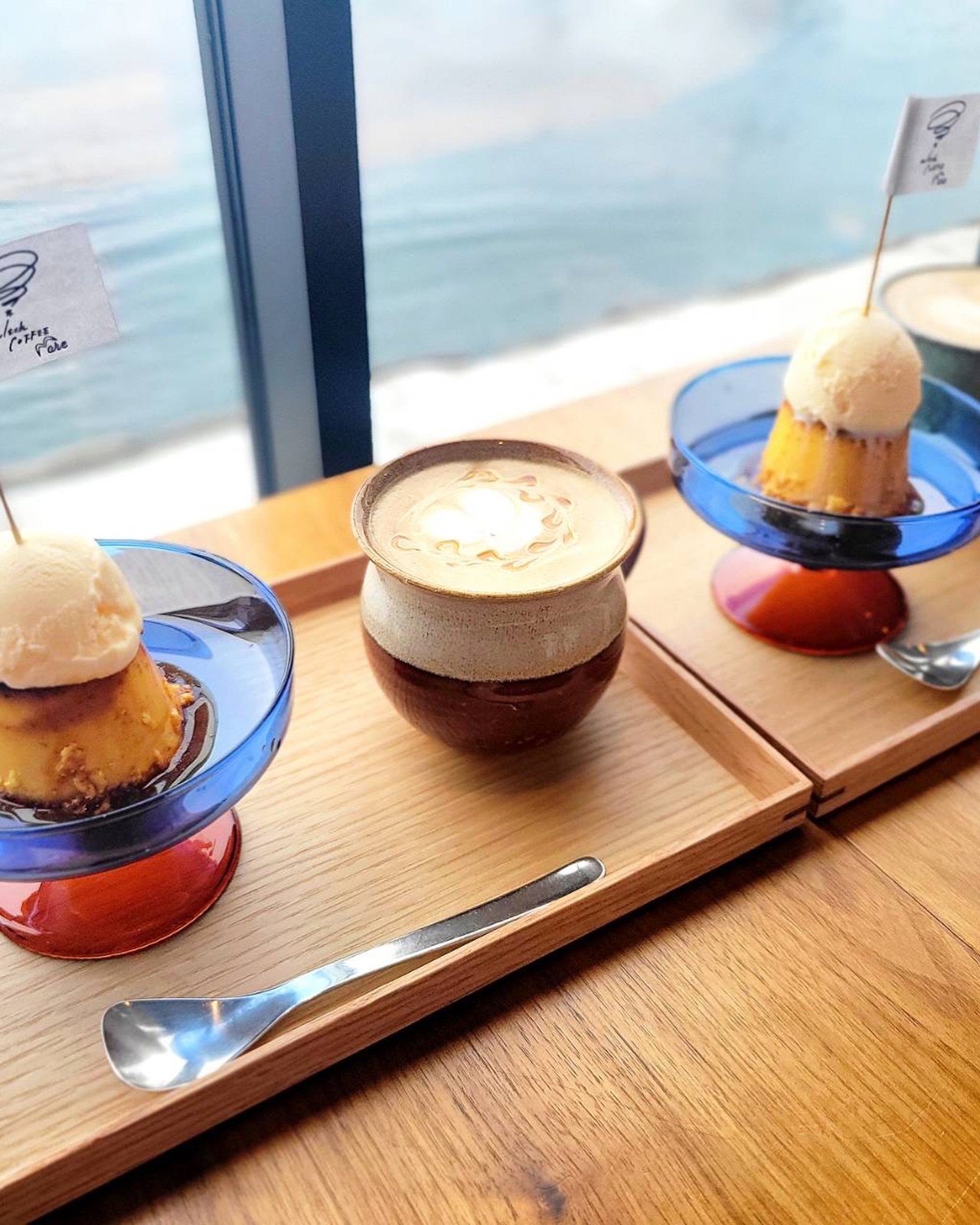▻►他の投稿はこちらから
海から1mのカフェ☕『ウィッチコーヒーマレ』サン
人気店で事前に予約して行かれる事をオススメします☺️
景色の良い席でランチもスイーツも頂けます♡
焼きプリン🍮の上にはバニラアイスがのっていて美味しい☺️
とろけたり・なめらかなプリン🍮とは違い少し固めのプリン🍮でした✨
キッズメニュー(小学生以下)もあるので子連れ利用もできます🙌
『witchcoffee mare』
@witchcoffee_mare
📍大分市生石港町2-4-8
☎️ なし※予約等はお店のDMへ
🕕AM10:00~PM17:00
AM10:00PM16:00(金曜日)
(定休日)不定休
🅿️あり
【商品名】
みほちゃんの焼きプリン🍮
⚠掲載内容は来店当時の情報です
.。ꕤ 今回の #スイーツ部特派員 ꕤ.。
▸︎▹︎▸︎▹︎ @gohanrecord_oita
┈┈┈┈┈┈┈ ❁ ❁ ❁ ┈┈┈┈┈┈┈┈
ma-chanですฅʕ •ﻌ• ʔฅヒロミサンから紹介♬*゚
大分県内の美味しいスイーツ🍰を紹介して
いきます✨ママ目線で子連れで行けるお店
を紹介できたらと思ってます(∩ˊ꒳ˋ∩)・*
┈┈┈┈┈┈┈ ❁ ❁ ❁ ┈┈┈┈┈┈┈┈