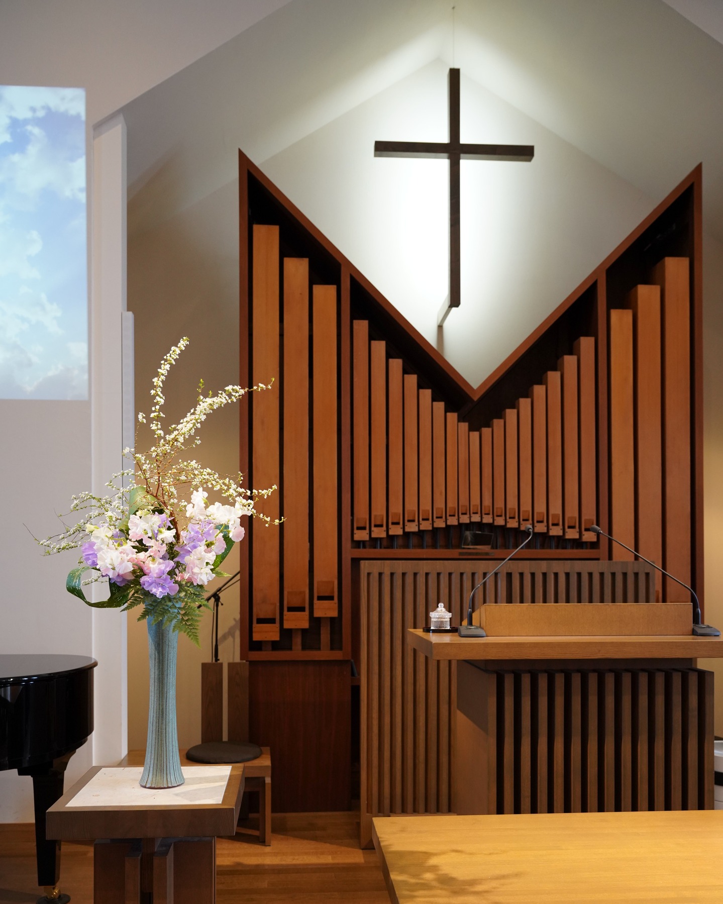 今日のお花 今日のことば 20260222
2/22の午後は教会総会。午前の礼拝では、【新約聖書・ピリピ人への手紙】からメッセージが取り次がれました。
【新約聖書・ピリピ人への手紙1:27~30】
ただキリストの福音にふさわしく生活しなさい。そうすれば、私が行ってあなたがたに会うにしても、離れているにしても、あなたがたについて、こう聞くことができるでしょう。あなたがたは霊を一つにして堅く立ち、福音の信仰のために心を一つにしてともに戦っていて、どんなことがあっても、反対者たちに脅かされることはない、と。そのことは、彼らにとっては滅びのしるし、あなたがたにとっては救いのしるしです。それは神によることです。
あなたがたがキリストのために受けた恵みは、キリストを信じることだけでなく、キリストのために苦しむことでもあるのです。
かつて私について見て、今また私について聞いているのと同じ苦闘を、あなたがたは経験しているのです。
みなさんもぜひ教会にお越しください。
ご来会を心より歓迎します!
#荻窪栄光教会 #今日のお花 #今日のことば #スイートピー #雪柳 #ハラン #レザーファン