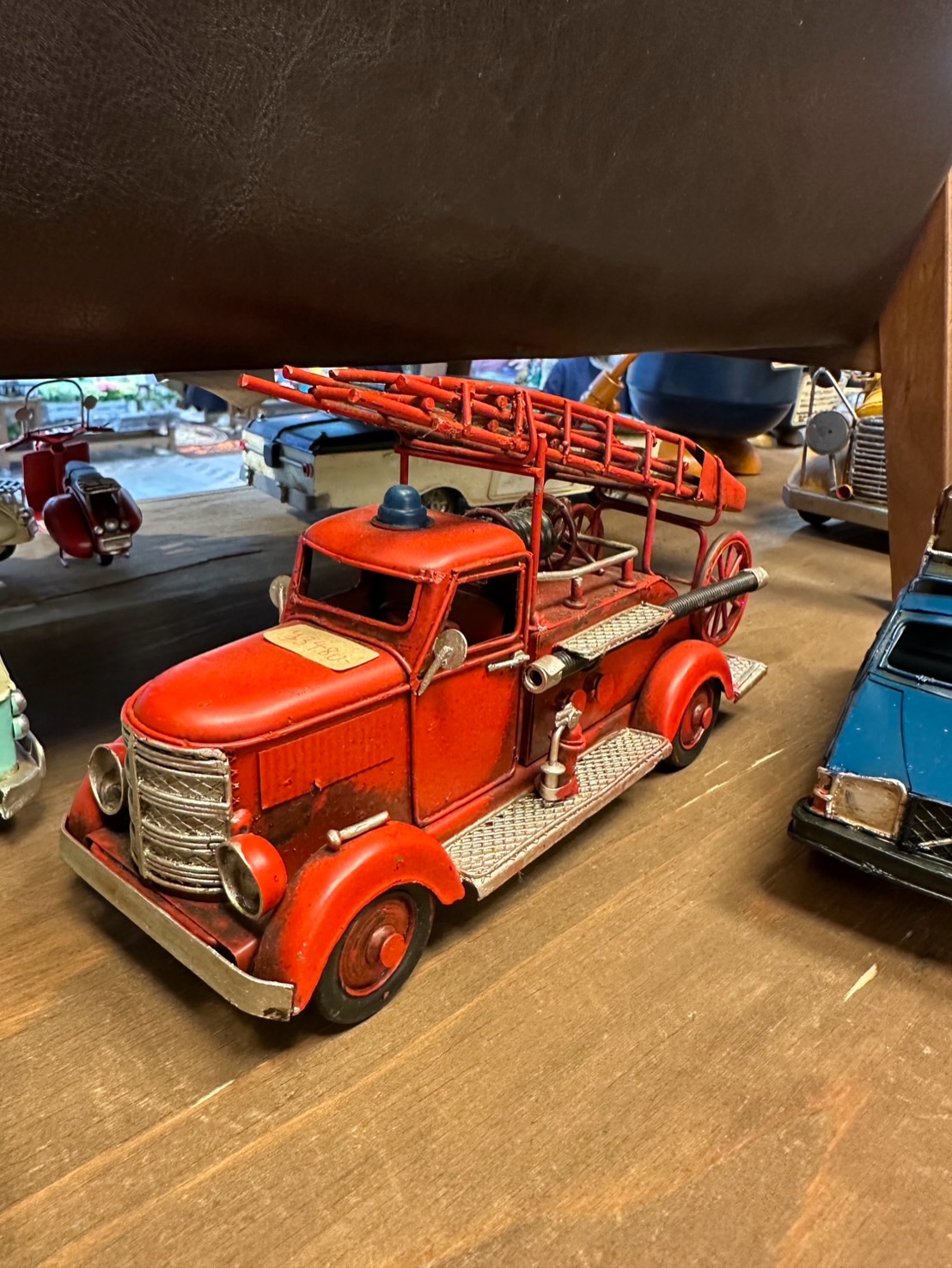 今週の新入荷製品ー
車好き・アメリカン雑貨好き必見です。
お部屋やガレージのインテリアとして大人気の、レトロなブリキオブジェが大量入荷しましたー
サーフボードを積んだワーゲンバスやジープ、可愛いスクーター。
さらにアメリカンなパトカーや消防車、クラシックなスクールバスまで種類豊富に揃ってます。
どれも使い込まれたヴィンテージ風の加工がされていて、ずらっと並べるだけで一気に男前インテリアが完成しますー
細部までこだわった作りなので、車好きや雑貨好きの方へのプレゼントやギフトにもオススメです。
毎回すぐに売れてしまうシリーズなので、お気に入りの車を見つけたらぜひお早めに!
皆さんはどの形が一番好きですか?🚗
よかったらコメントで教えてくださいー
それぞれ風合いも違うので、ぜひ皆様店頭でじっくりご覧くださいー
#家具のウスイ #武蔵小山 #ブリキのおもちゃ #インテリア雑貨 #アメリカン雑貨