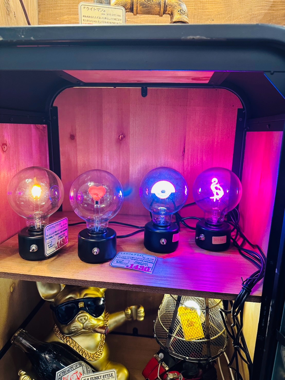 今週の新入荷製品と大人気製品ー
お部屋の雰囲気が一気に変わる、ネオンライトのご紹介です!
まずは新入荷の【壁掛けタイプ】!!
ハンバーガーやユニコーン、星や虹など、ポップでカラフルなデザインが揃いましたー
お部屋やガレージの壁に飾るだけで、アメリカンなダイナーや秘密基地みたいな空間になりますよ。
そして大人気発売中の【置き型タイプ】!!
フラミンゴやヤシの木、ネコちゃんに加えて、電球の中に「ON AIR」や音符などが光るレトロなバルブライトも大好評ですー
ちょっとした棚やデスクに置くだけで、オシャレな間接照明になります。
どちらも暗いところで見ると本当にキレイなので、お部屋のアクセントやプレゼントにもオススメです!
壁掛けも置き型もそれぞれデザイン豊富に揃っているので、ぜひ皆様店頭でじっくりご覧くださいー
#家具のウスイ #武蔵小山 #ネオンライト #間接照明 #アメリカン雑貨