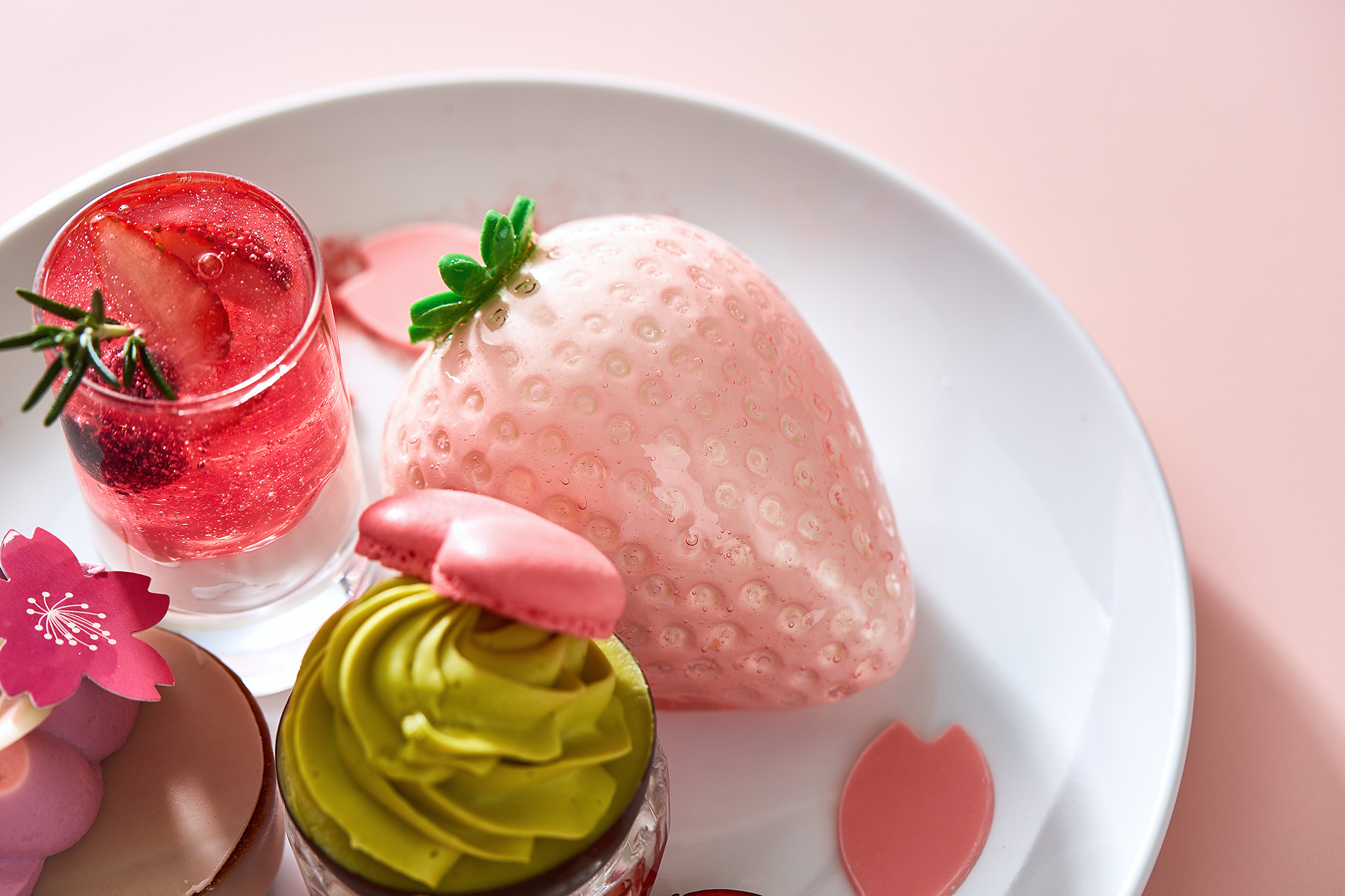 🌸🍡
“桜アフタヌーンティーセット” スイーツのご紹介🍰
「ストロベリーグランデ・プランタン」
桜カラーの大きな一粒🌸小美玉ヨーグルトのムースと桜ジュレを重ねた春限定の味わい🍓
<期間>
2026年3月15日(日) ~ 4月12日(日)
【平 日】12:00~16:00
【土日祝】2部制 ①12:00 ②15:00
※平日限定で、フリードリンク120分制
※土日祝は、120分制のご利用となります
<料金>
アフタヌーンティー、ドリンク付き
¥4,500 (税・サービス料込)
※数に限りがございます。事前のご予約をおすすめいたします。
<店舗>
水戸プラザホテル
カフェ&バー プラザ
TEL:050-3503-1022
#アフタヌーンティー
#アフタヌーンティーセット
#アフターヌーンティーセット
#桜アフタヌーンティー
#桜アフタヌーンティーセット
#さくらアフタヌーンティー
#さくらアフタヌーンティーセット
#afternoontea
#afternoonteaset
#StrawberryAfternoonTea
#StrawberryAfternoonTeaSet
#ヌン活
#桜 #さくら #春 #🌸
#ロンネフェルト
#お茶会 #女子会
#茨城県 #水戸
#茨城県カフェ #水戸カフェ
#水戸プラザホテル #MitoPlazaHotel
#カフェ #カフェプラザ
#シアワセを記憶するホテル
#森の中の迎賓館