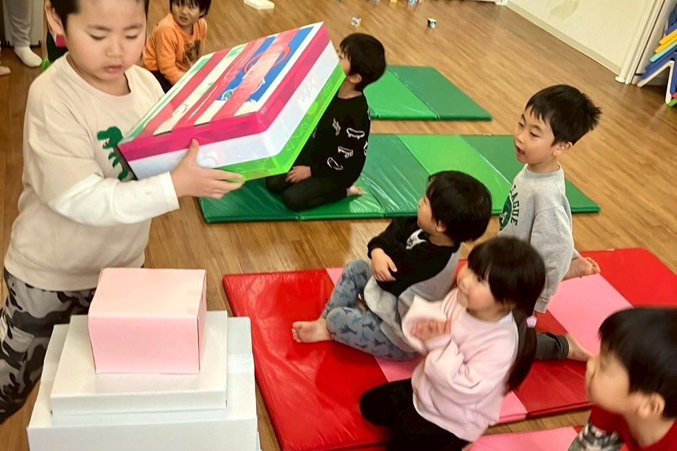 3月3日はひな祭り集会でした(^^)
うれしいひなまつりの歌にのせて
由来や意味を学び
その後はみんなで
菱餅ツミツミゲームを行いました^o^
#ぴーかぶー#企業主導型保育園#ひなまつり#イベント
#保育園