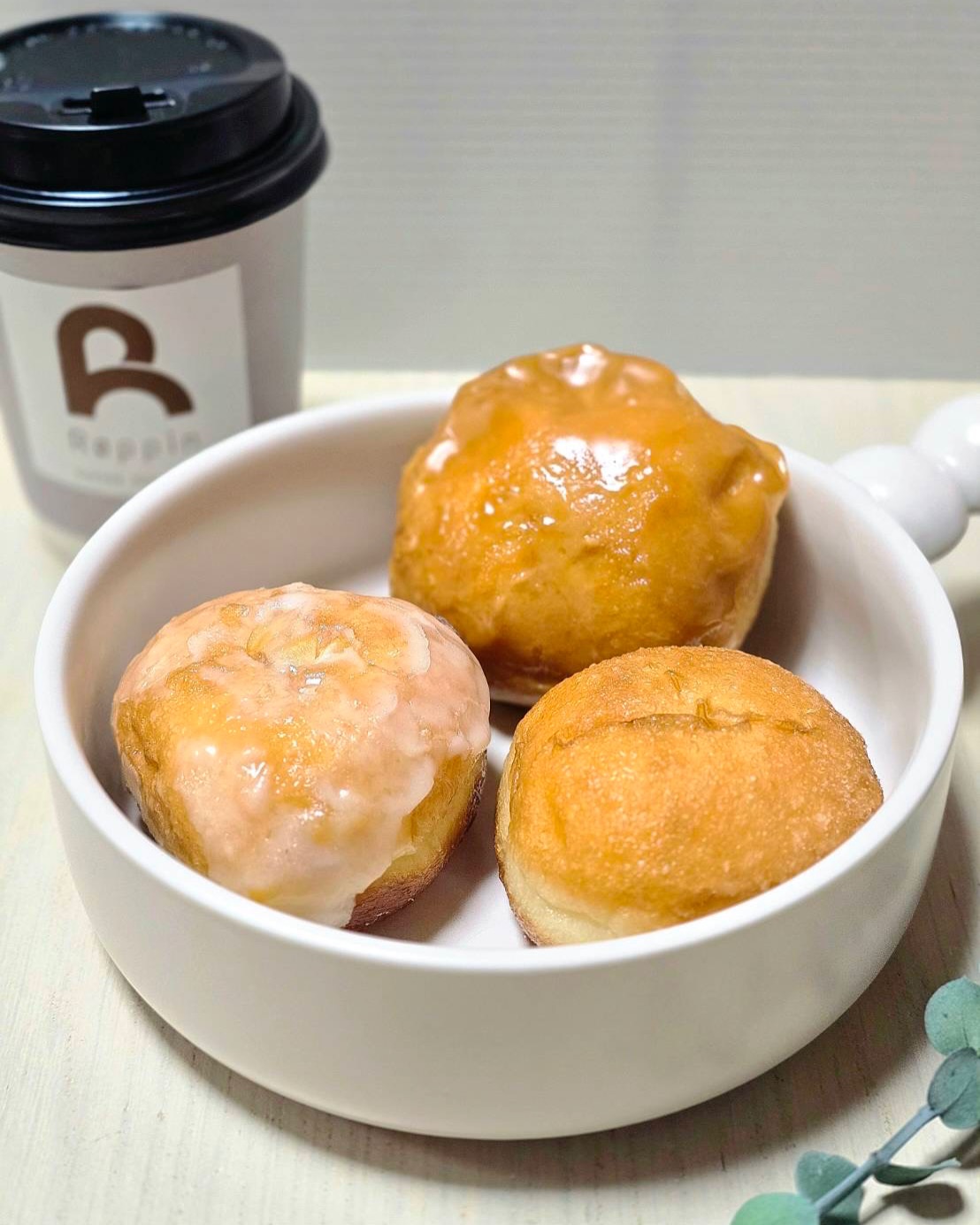 ◀◁他の投稿はこちらから
3/5 𝐧𝐞𝐰! 𝐨𝐩𝐞𝐧 .⋆
昨年10月羽屋にオープンした珈琲屋さんがお隣に生ドーナツ専門店をオープンされると聞いて早速行って来ました😊♪
今回注文したドーナツはコチラ
🍩クリーム系/苺・エスプレッソ ・ピスタチオ
🍩ミニドーナツ/プレーン・コーヒーグレーズ・レモングレーズ
もちっとした生地にふわっとしたクリームがたっぷり入ってました♡ミニは色々なフレーバー食べれる嬉しいサイズ♡
ドーナツと一緒に珈琲をテイクアウトして外で食べたり、まったりおうち時間過ごしたり。。
是非楽しんでみてください☕🍩🫶
『Roppin donut』
@roppindonut / @roppincoffee
📍大分市羽屋3-1-3
☎️097-560-2823
🕕:11:00~18:00 売切れ次第終了あり
🅿️あり 定休日月曜日
【商品名】エスプレッソ・苺・ピスタチオ
⚠掲載内容は来店当時の情報です
.。ꕤ 今回の #スイーツ部特派員 ꕤ.。
▸︎▹︎▸︎▹︎ @oita_hiromi10_88 さん
┈┈┈┈┈┈┈ ❁ ❁ ❁ ┈┈┈┈┈┈┈┈
oita_ひろみです·͜· ♡
スイーツ部特派員として大分県内の美味しい • 可愛いスイーツを紹介していきます🍰🍩🧁
┈┈┈┈┈┈┈ ❁ ❁ ❁ ┈┈┈┈┈┈┈┈
#スイーツ #ドーナツ #大分 #新店舗