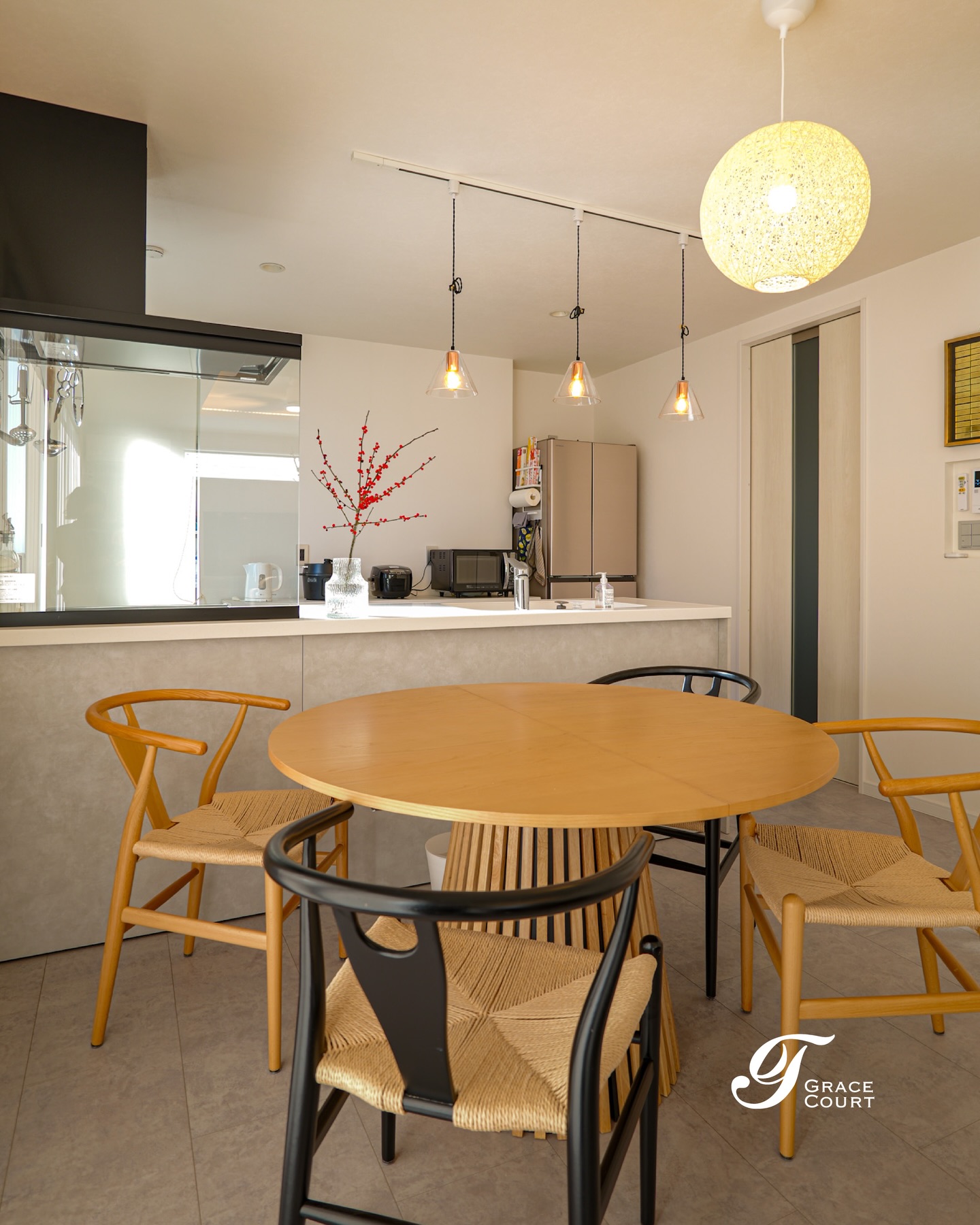 .
やさしい色合いの床や壁に、
ペンダントライトや丸い照明がアクセントに✨
大きな窓から光がたっぷり入り、
昼間は自然光だけでも明るく過ごせます😊
【GraceCourtのこだわり】
▫︎ シンプルで洗練された空間設計
▫︎ 家族の動線に合わせた柔軟な間取り
▫︎ 広い開口部+制震構造の安心
▫︎ 断熱材の工夫で一年中快適
“安心して、長く住み続けられる住まいを”
𝙂𝙍𝘼𝘾𝙀 𝘾𝙊𝙐𝙍𝙏 𝘣𝘺 山一建設
──────────────
ご相談・お問い合わせは
📞 0120-727-444
💬 LINEは24時間受付中
#グレースコート #山一建設
#青梅市新築 #羽村市新築 #ldk