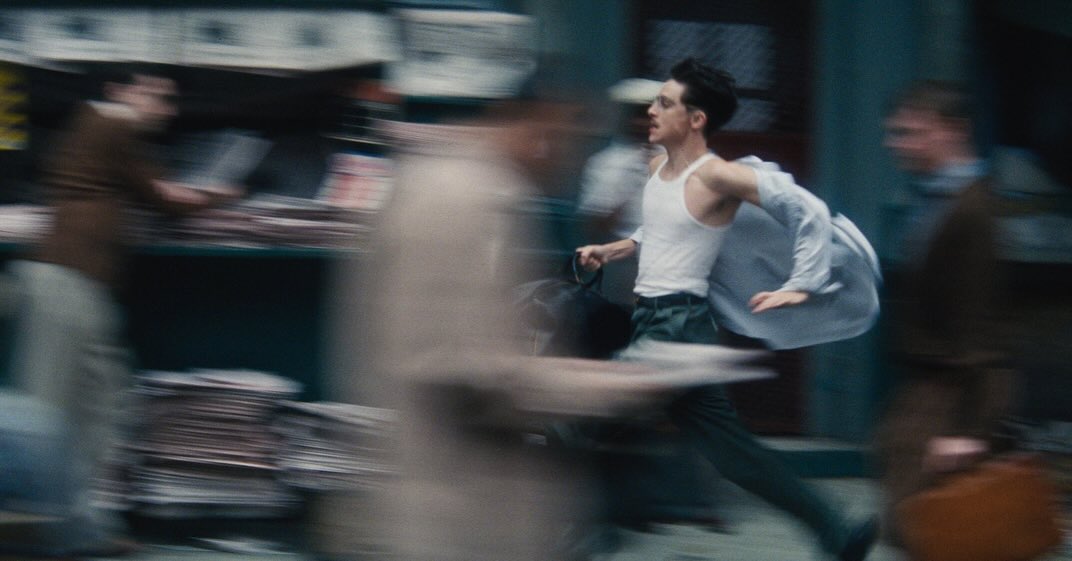 『#マーティシュプリーム 世界をつかめ』ホワイトシネクイントにて絶賛上映中🎬
#ティモシーシャラメ が主演を務め、1950年代のニューヨークを舞台に、実在の卓球選手マーティ・リーズマンの人生に着想を得て描いたドラマ。
卓球人気の低いアメリカで世界一の卓球選手になることを夢見るマーティ・マウザーは、親戚の靴屋で働きながら世界選手権に参加するための資金を工面する。ロンドンで開催された世界選手権で日本の選手エンドウに敗れたマーティは、次回の日本での世界選手権への出場を目指す。不倫相手のレイチェルが妊娠し、卓球協会から選手資格を剥奪され、資金が底をつくなか、あらゆる方法で遠征費用を集めようとするマーティだったが……。
引退した有名女優ケイ役でグウィネス・パルトロウ、マーティの友人役でグラミー賞受賞アーティストのタイラー・ザ・クリエイターことタイラー・オコンマ、マーティの恋人役でオデッサ・アザイオン、ケイの夫でインク会社社長のミルトン役でケビン・オレアリー、日本人選手エンドウ役で東京2025デフリンピックの卓球日本代表・川口功人選手が共演。「アンカット・ダイヤモンド」「グッド・タイム」のジョシュ・サフディ監督がメガホンをとった。
監督: ジョシュサフディ
出演: ティモシーシャラメ、ケビンオレアリー、アベルフェラーラ、グウィネスパルトロウ、オデッサアザイオン、タイラーオコンマ、川口功人 他