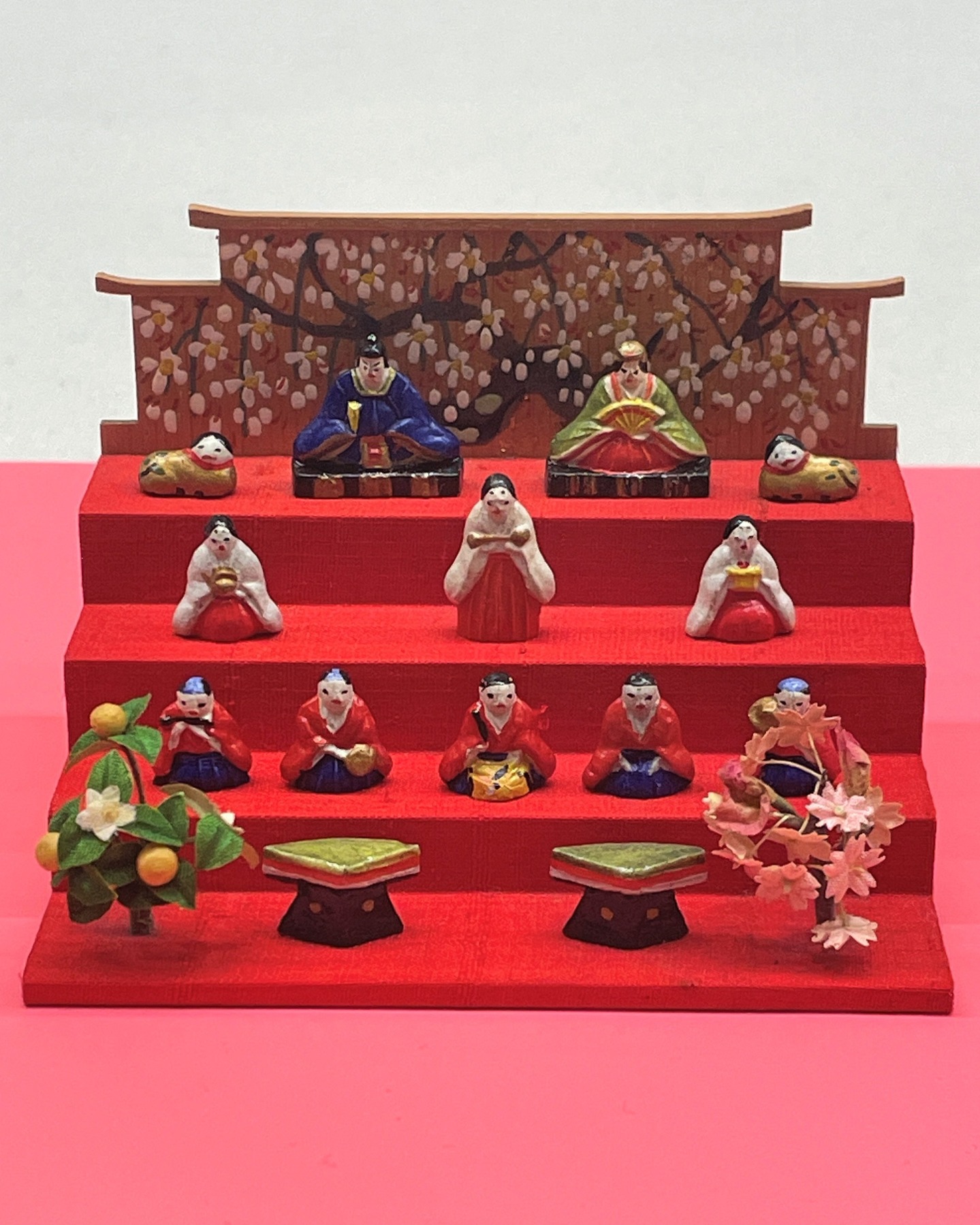 【企画展「ミニチュア×にんぱく雛祭り」】芥子雛 段飾り
企画展「ミニチュア×にんぱく雛祭り」で展示中の超ミニ雛段をご紹介します。
高さ6.3㎝の小さな雛段、ゆるかわなお雛さま・犬筥などが並んでいます。
ぜひ展示室でご覧ください!
================
企画展「ミニチュア×にんぱく雛祭り~江戸の職人芸から近代の創作まで~」
2026年1月24日(土)~3月22日(日)
================
#岩槻人形博物館 #人形 #にんぱく #人形のまち岩槻 #博物館 #博物館巡り #美術館 #美術館巡り #展覧会 #展覧会巡り #さいたま市 #人形 #岩槻 #企画展 #ミニチュアにんぱく雛祭り #ミニチュア #カワイイ #saitamacity #iwatsuki #ningyo #japantravel #iwatsukiningyomuseum #doll #japanesedoll #art #japan #dollstagram #dollinfluencer